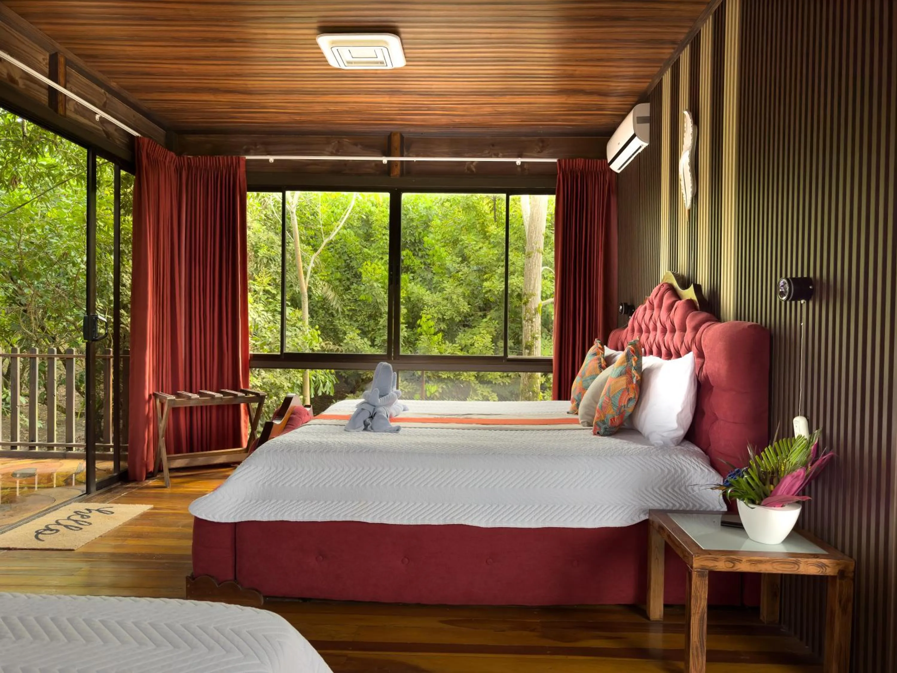 Bed in Hotel Heliconias Nature Inn & Hot Springs