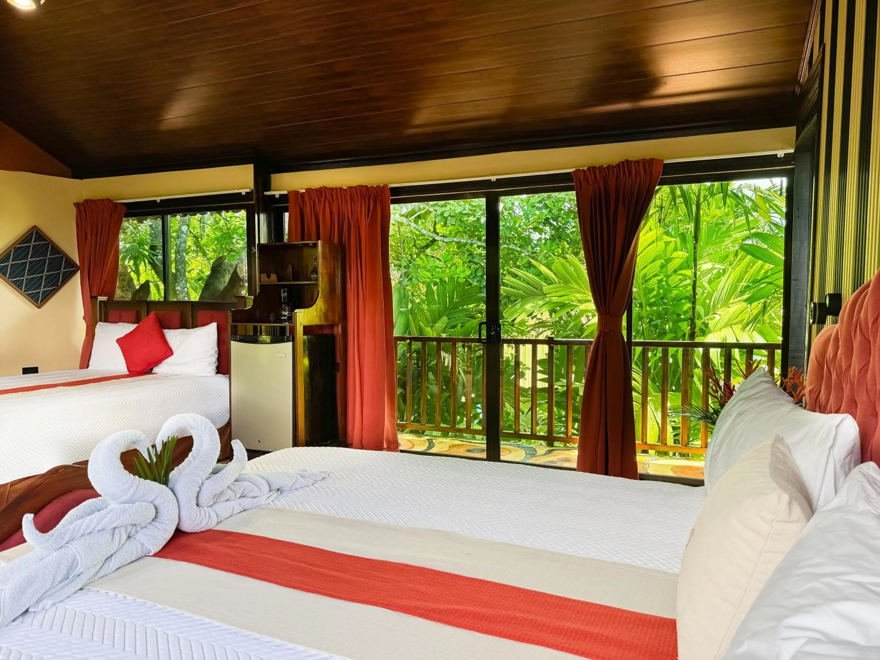 Garden view, Bed in Hotel Heliconias Nature Inn & Hot Springs