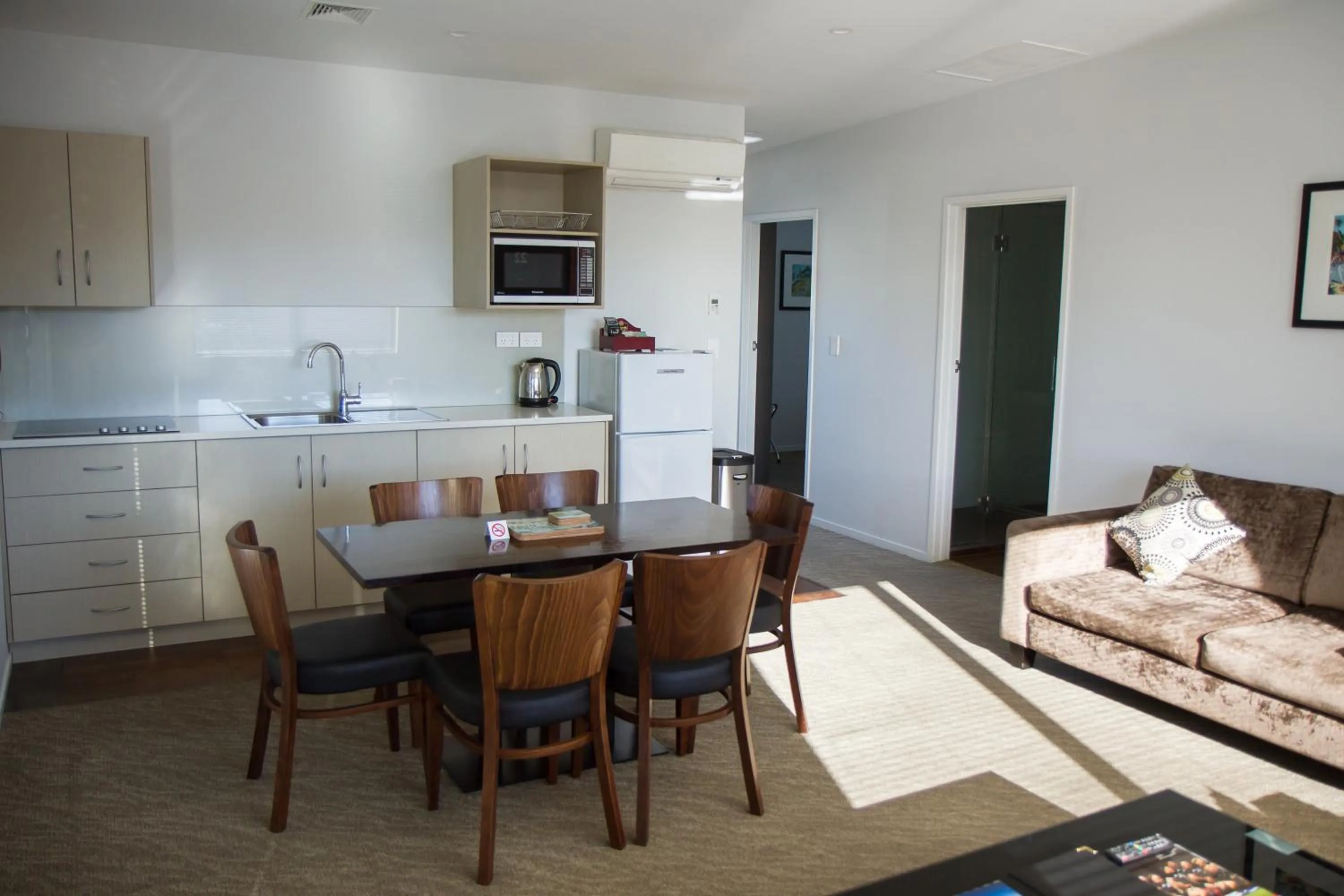 Dining area in 850 Cameron Motel