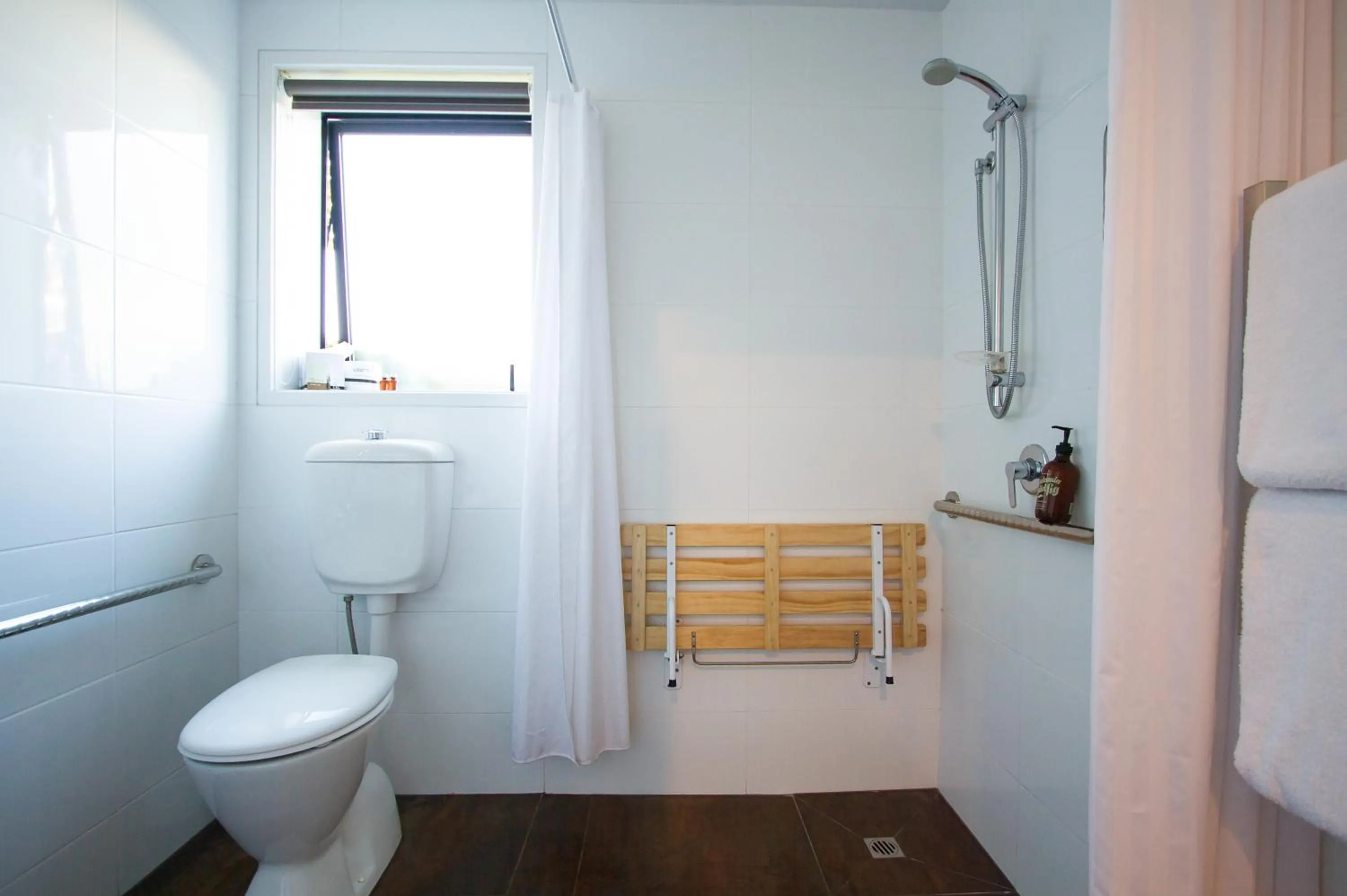 Bathroom in 850 Cameron Motel