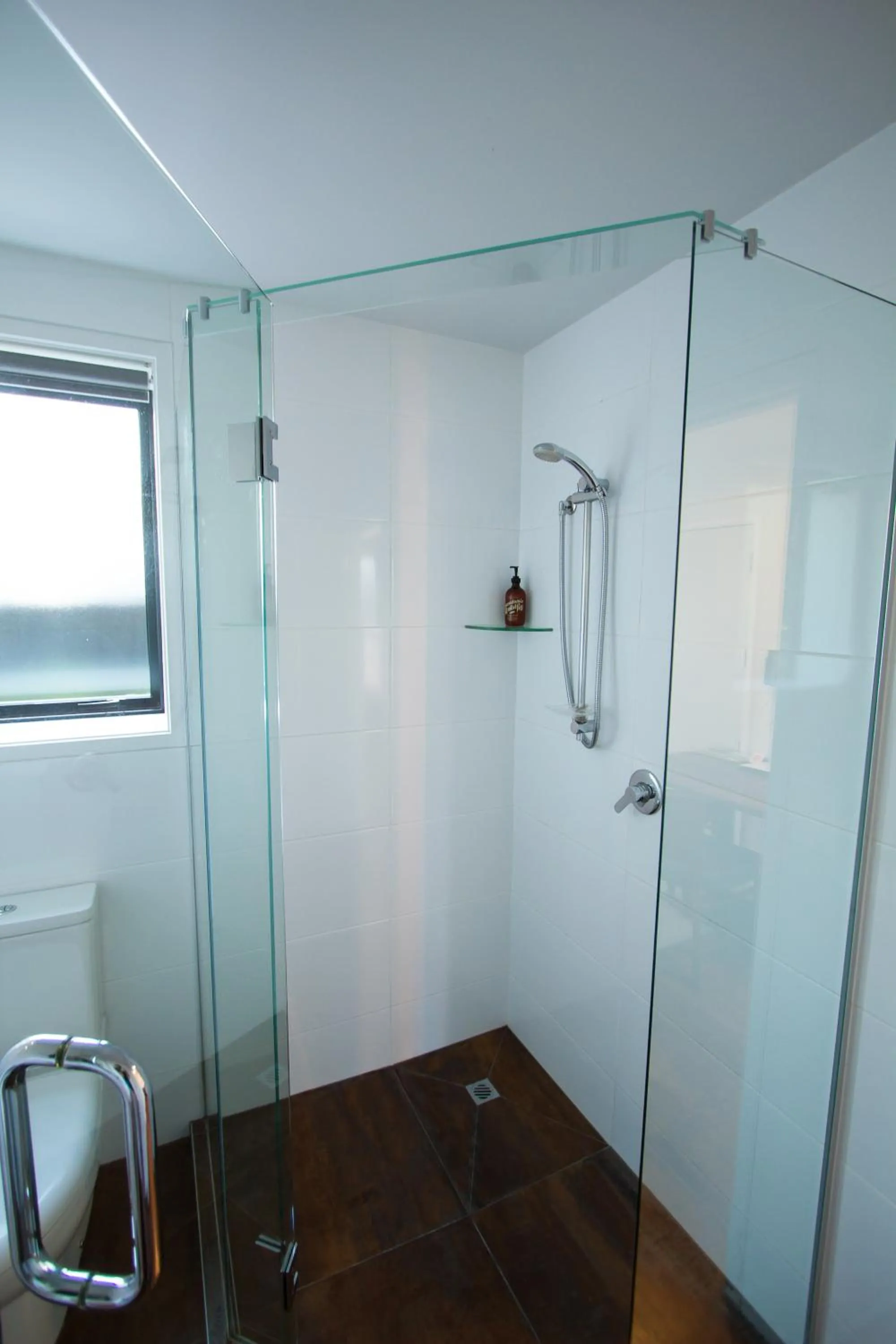 Shower in 850 Cameron Motel