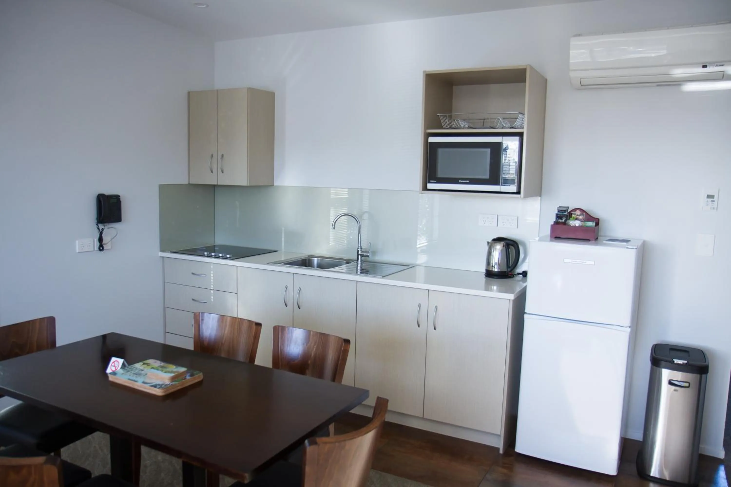 Kitchen or kitchenette in 850 Cameron Motel