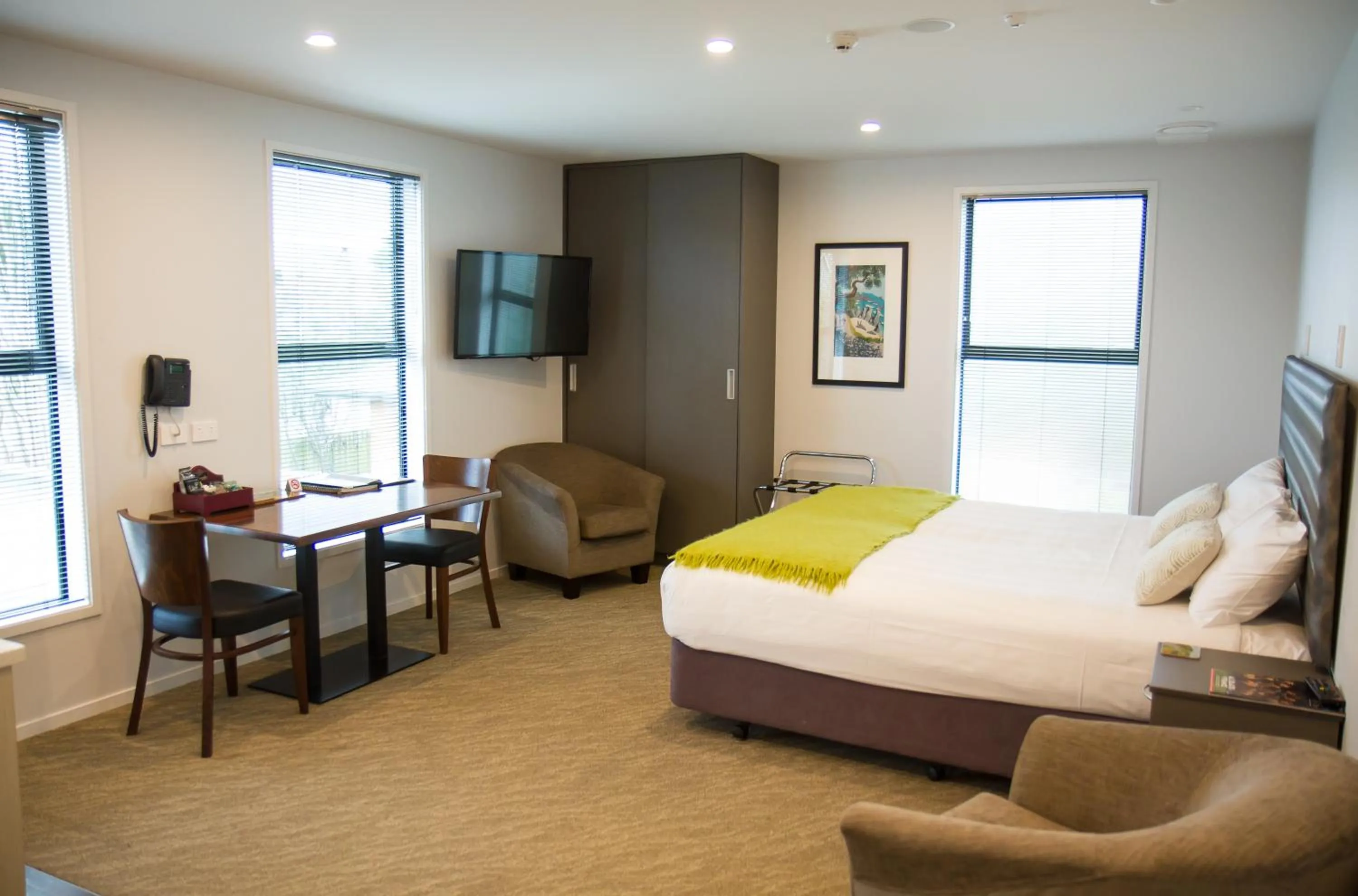 Photo of the whole room, Bed in 850 Cameron Motel