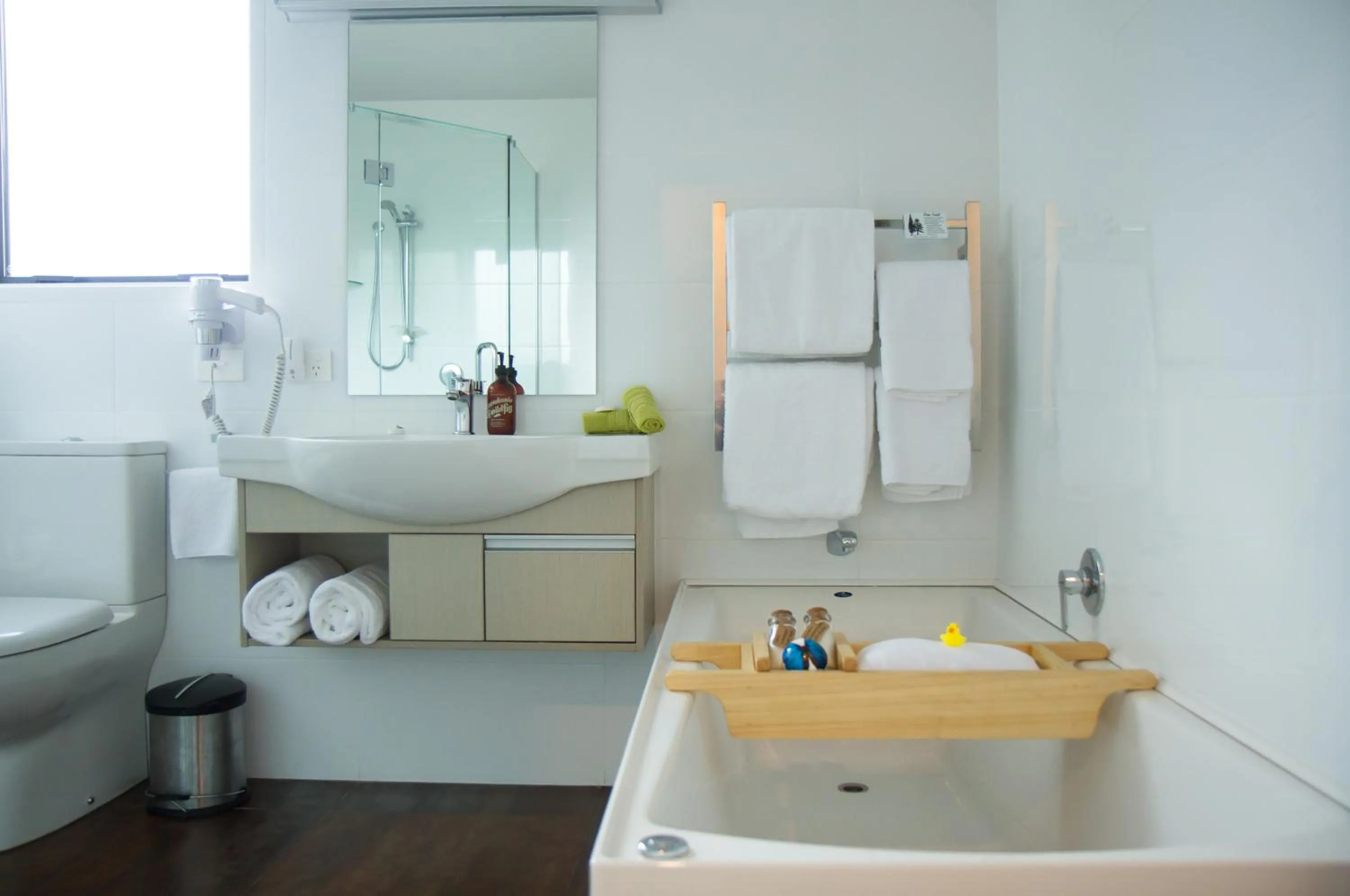 Bathroom in 850 Cameron Motel
