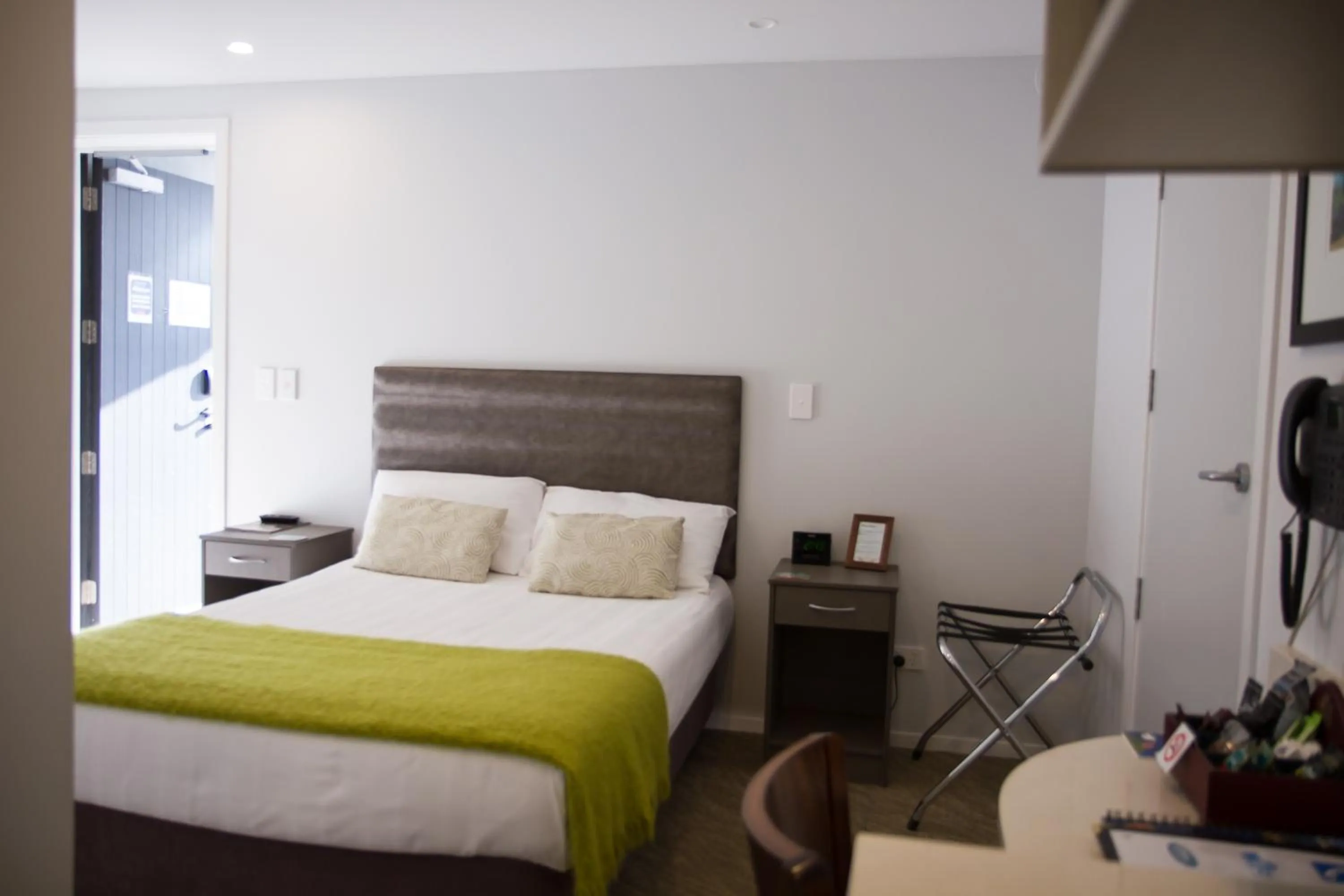 Bedroom, Bed in 850 Cameron Motel