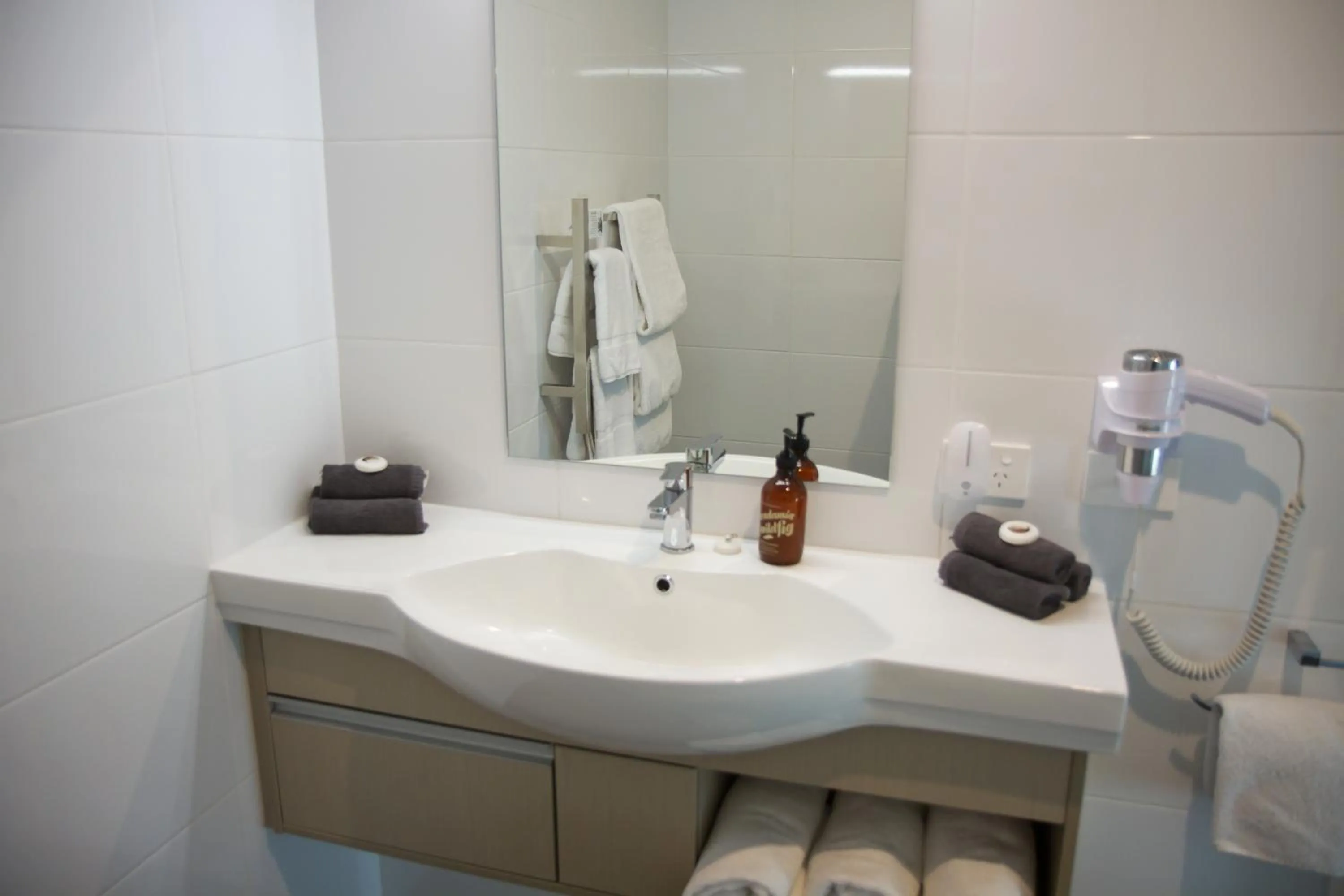 Bathroom in 850 Cameron Motel