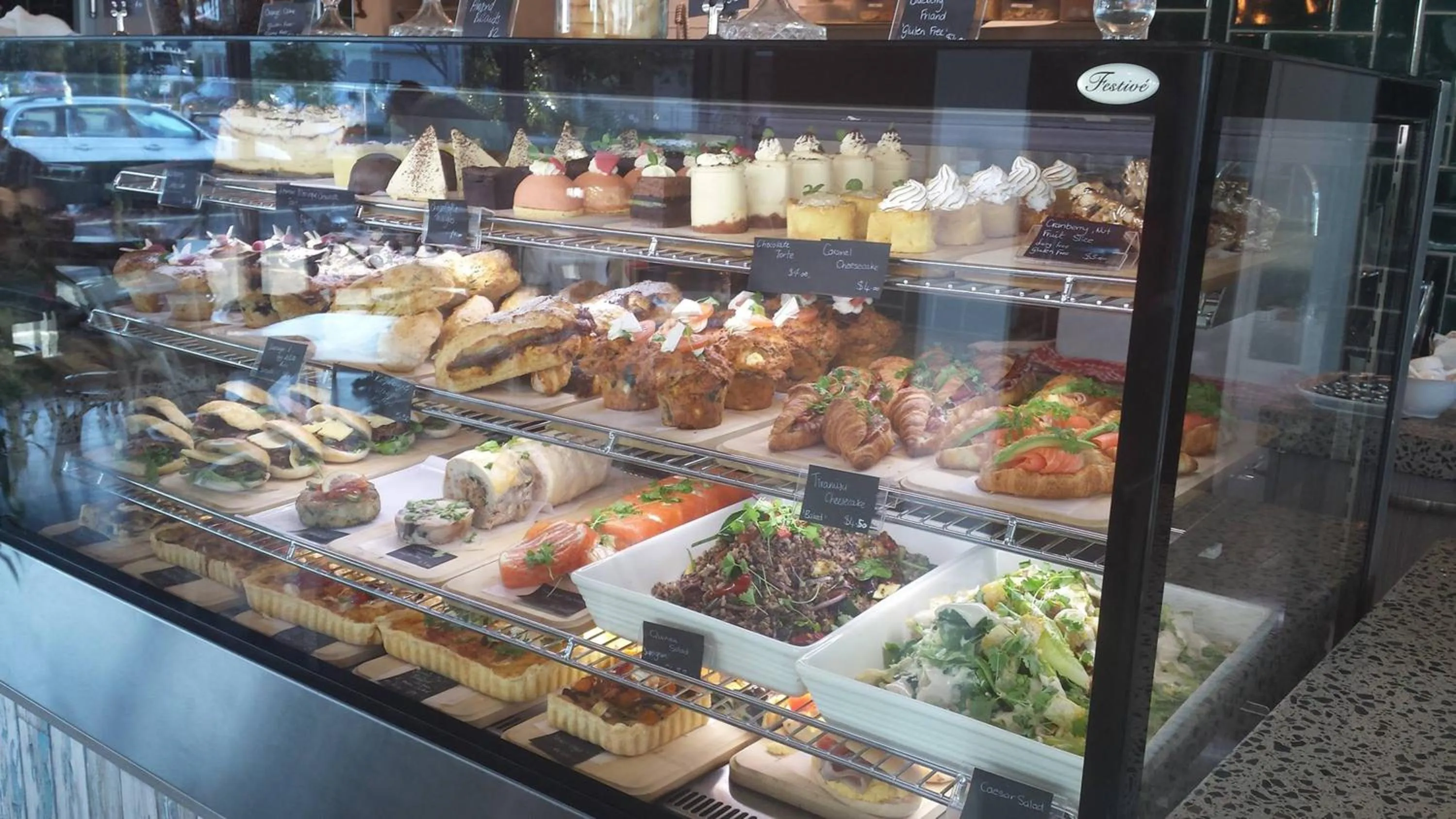 Restaurant/places to eat in 850 Cameron Motel