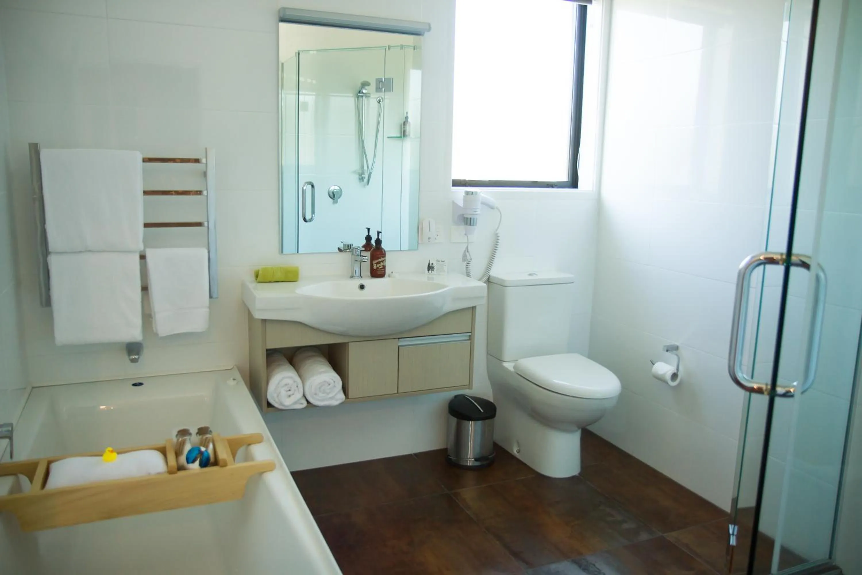 Bathroom in 850 Cameron Motel