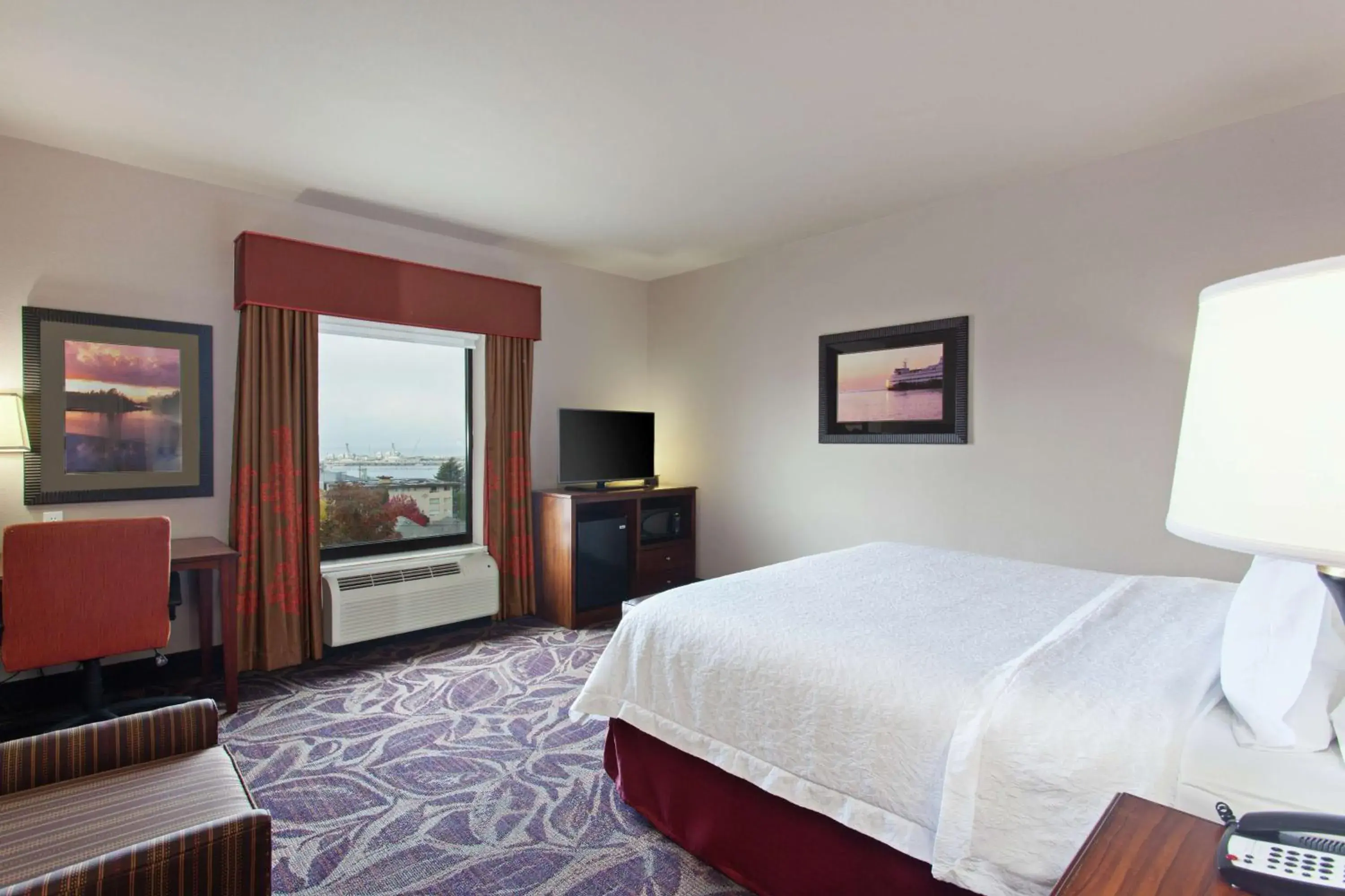 Bedroom, Bed in Hampton Inn Seattle/Everett Downtown Bedroom, Bed in Hampton Inn Seattle/Everett Downtown