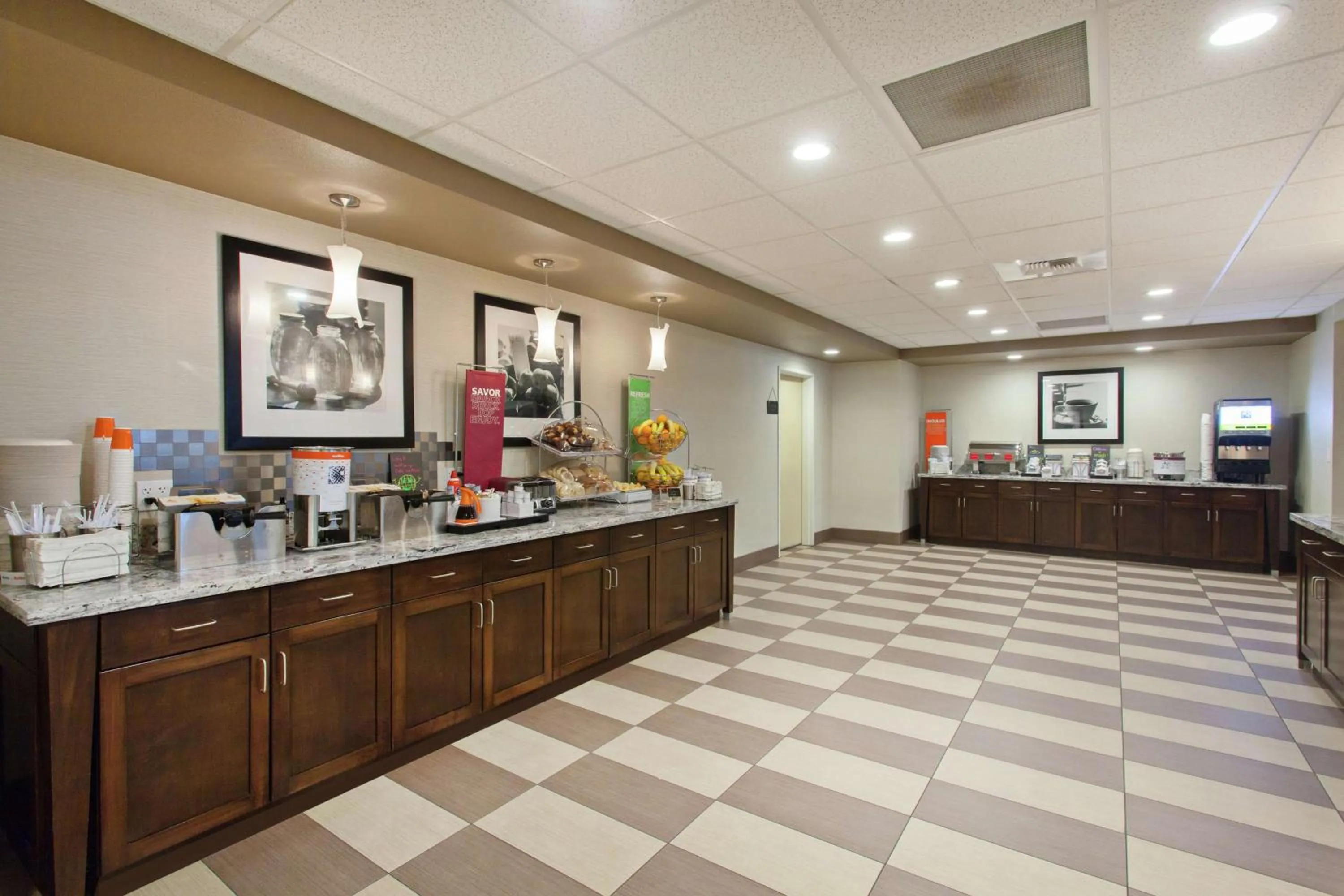 Dining area in Hampton Inn Seattle/Everett Downtown
