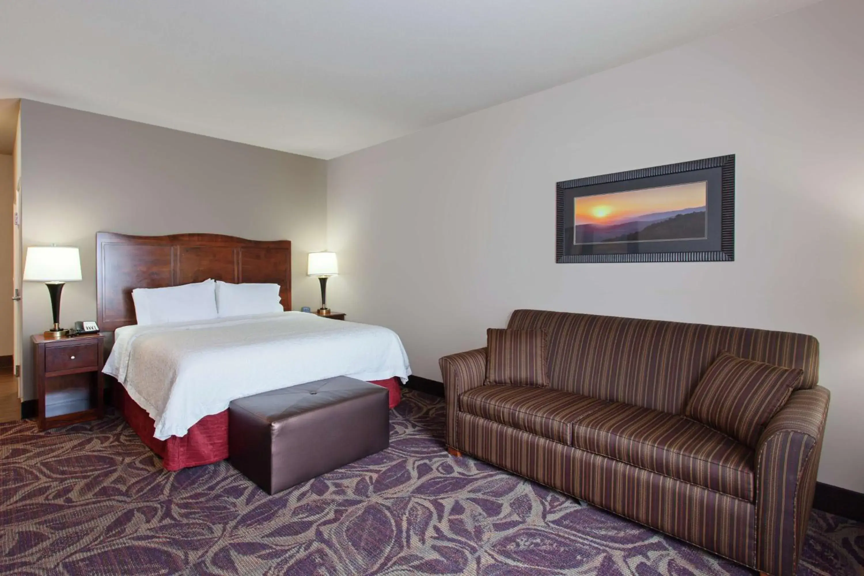 Living room, Bed in Hampton Inn Seattle/Everett Downtown Living room, Bed in Hampton Inn Seattle/Everett Downtown