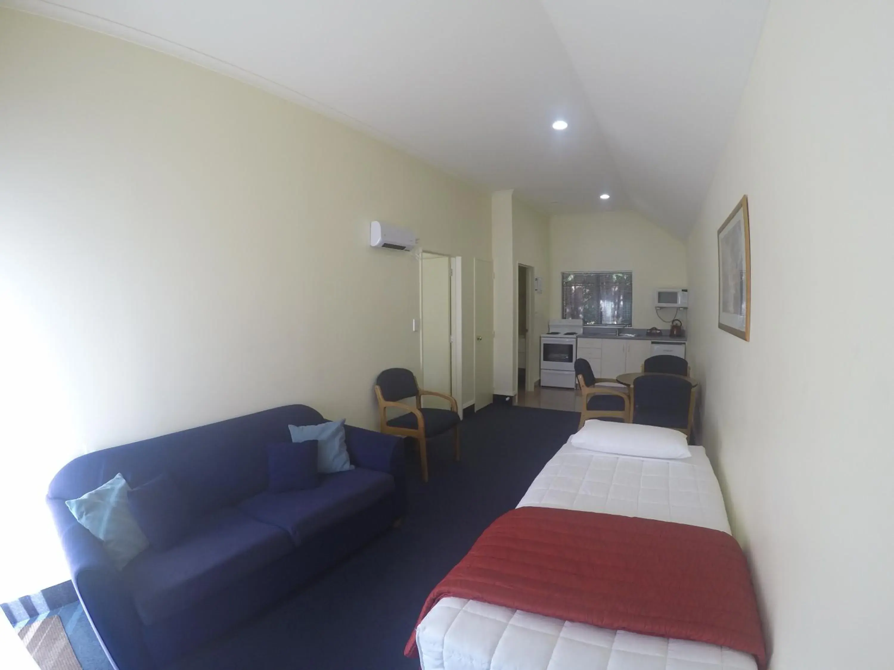 Bed in The Peaks Motor Inn Bed in The Peaks Motor Inn