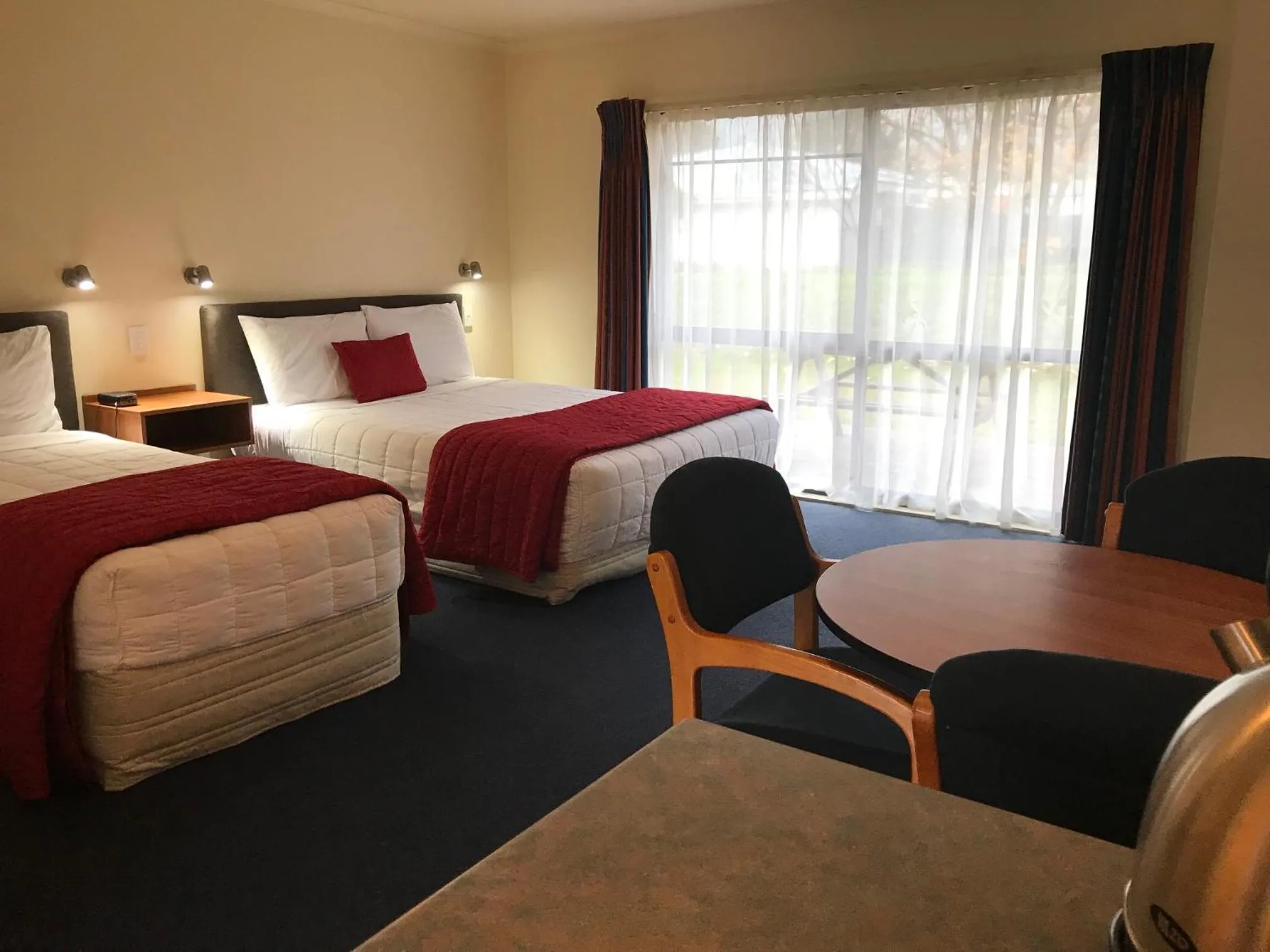 Bed in The Peaks Motor Inn