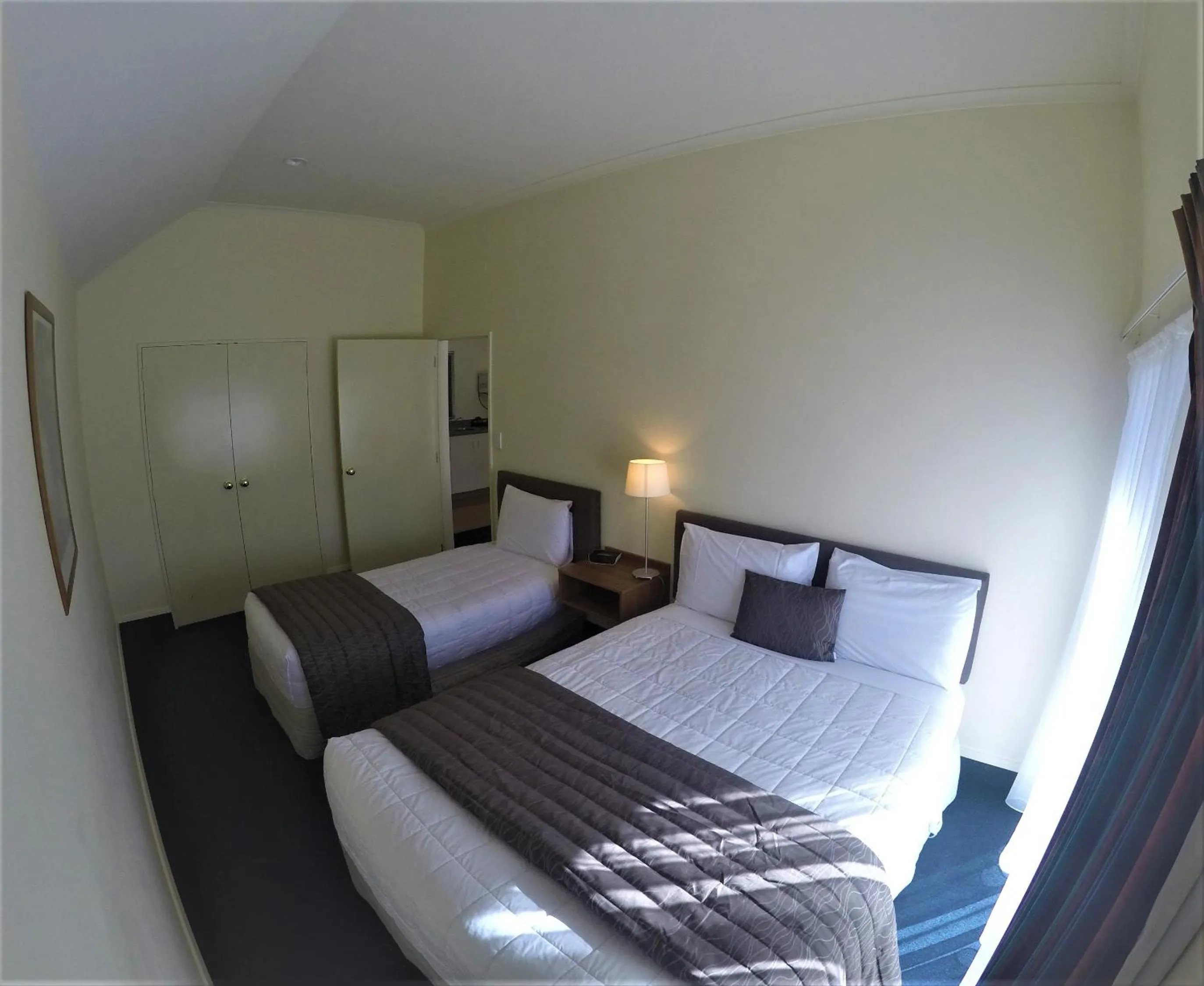 Bed in The Peaks Motor Inn