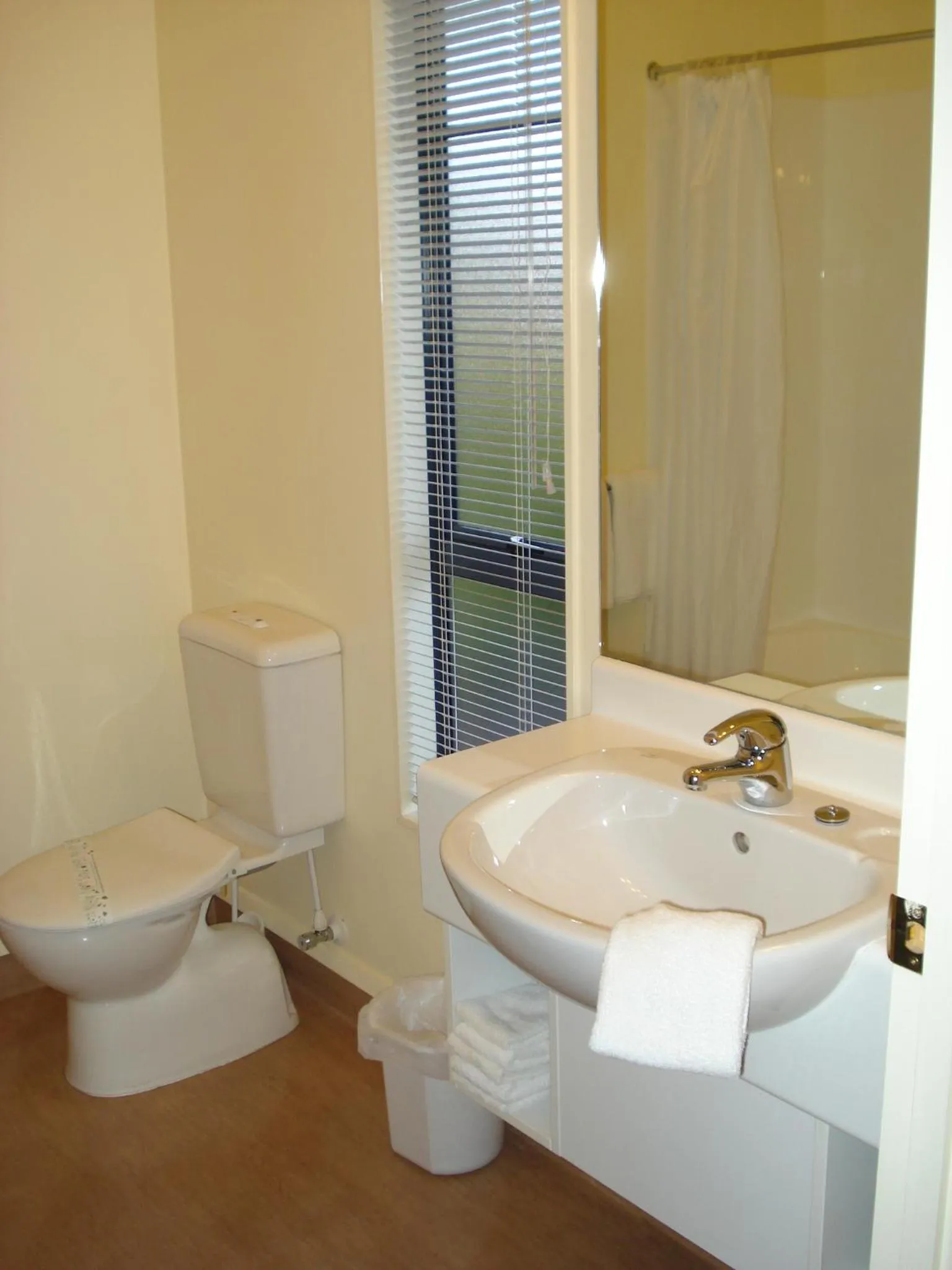 Bathroom in The Peaks Motor Inn