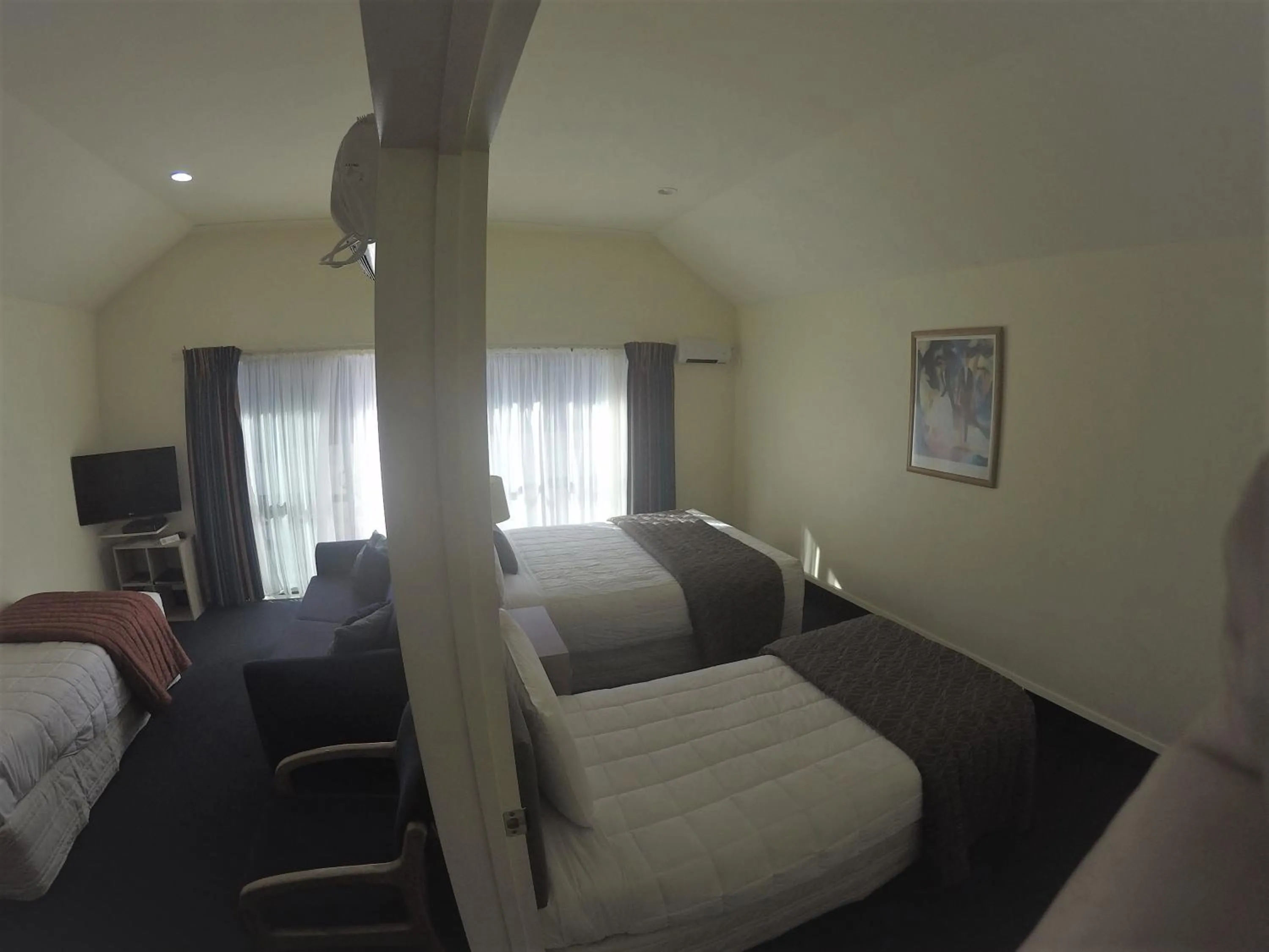 Bed in The Peaks Motor Inn