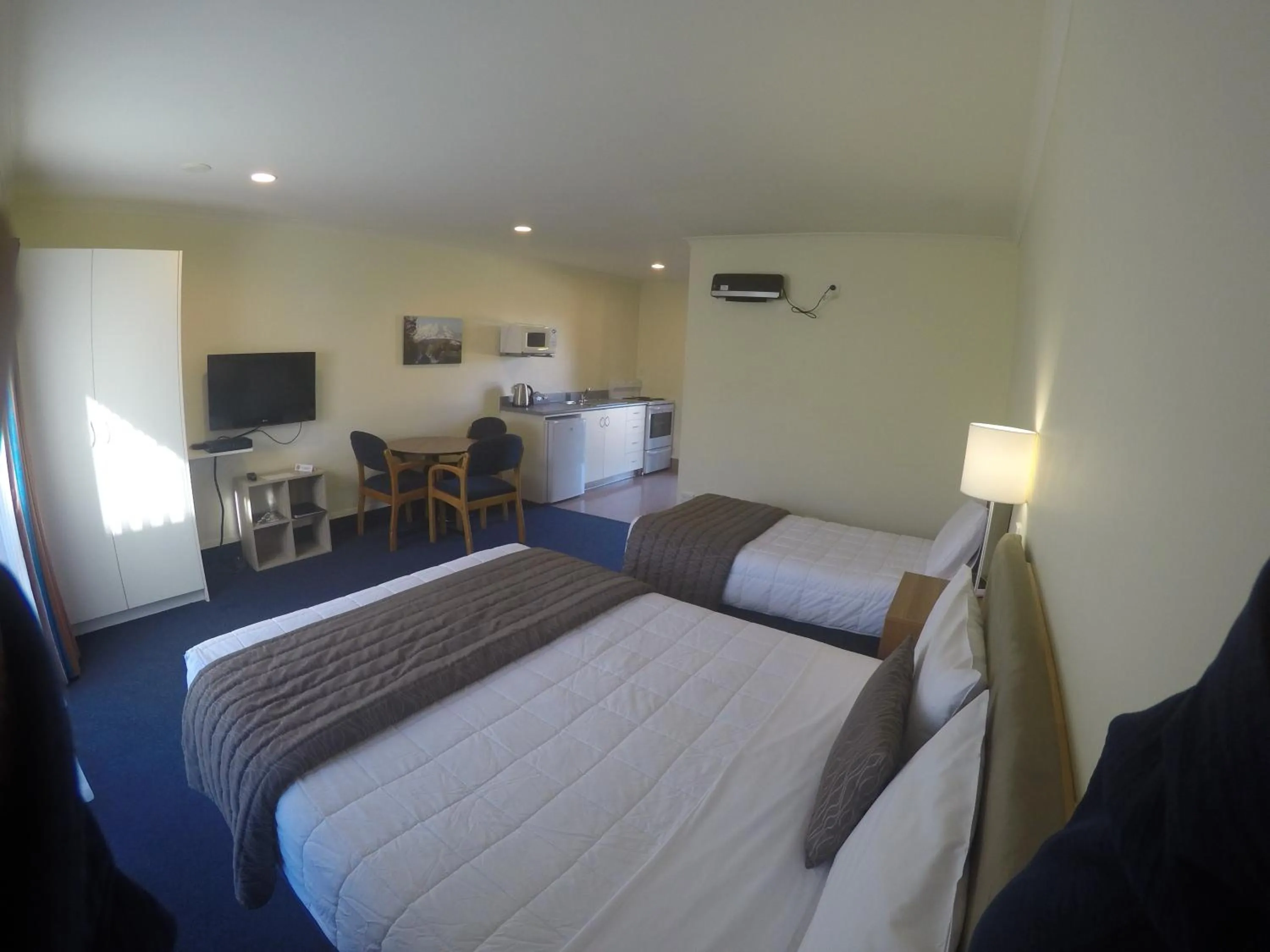 Bed in The Peaks Motor Inn