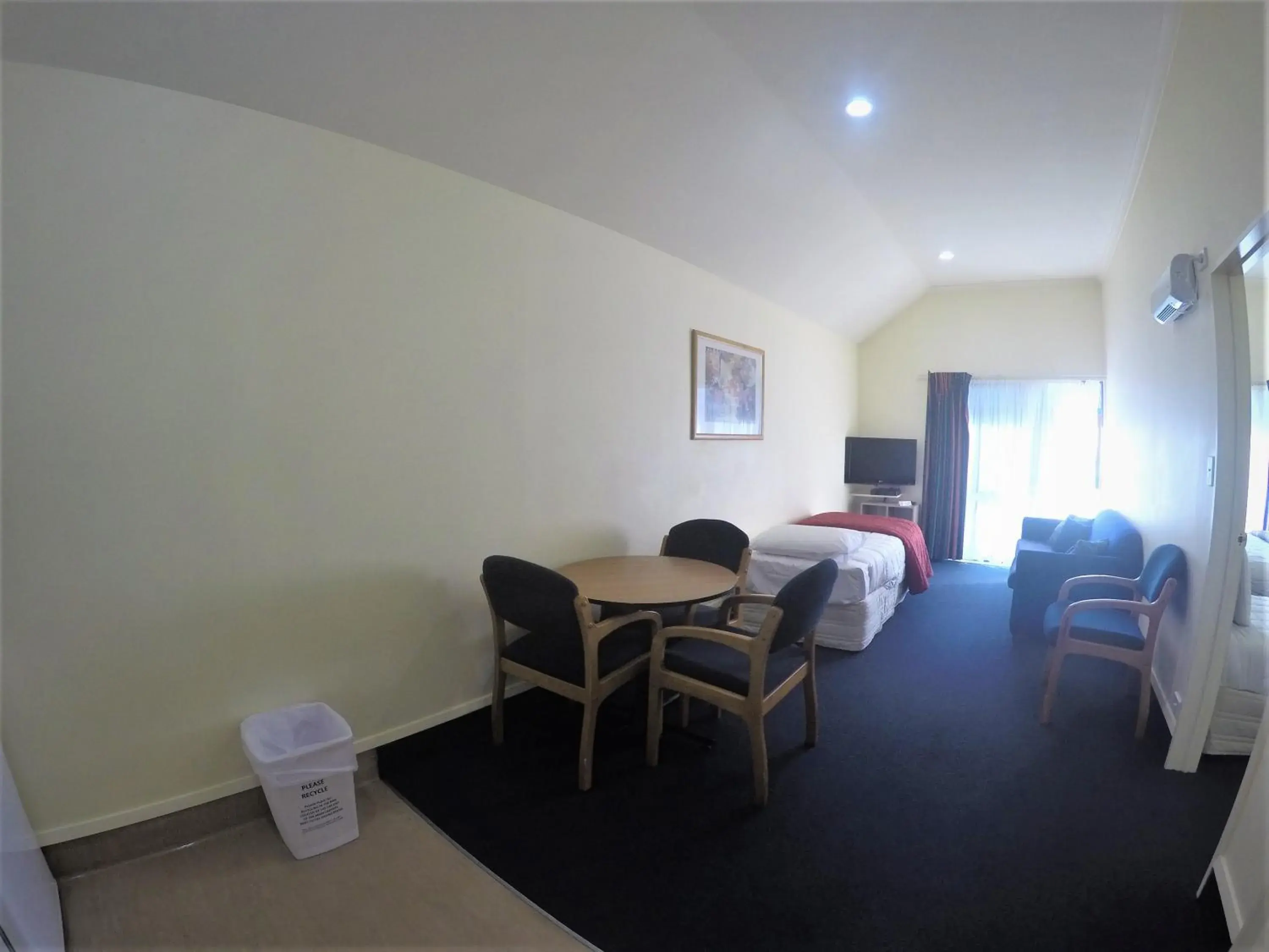 Bed in The Peaks Motor Inn Bed in The Peaks Motor Inn