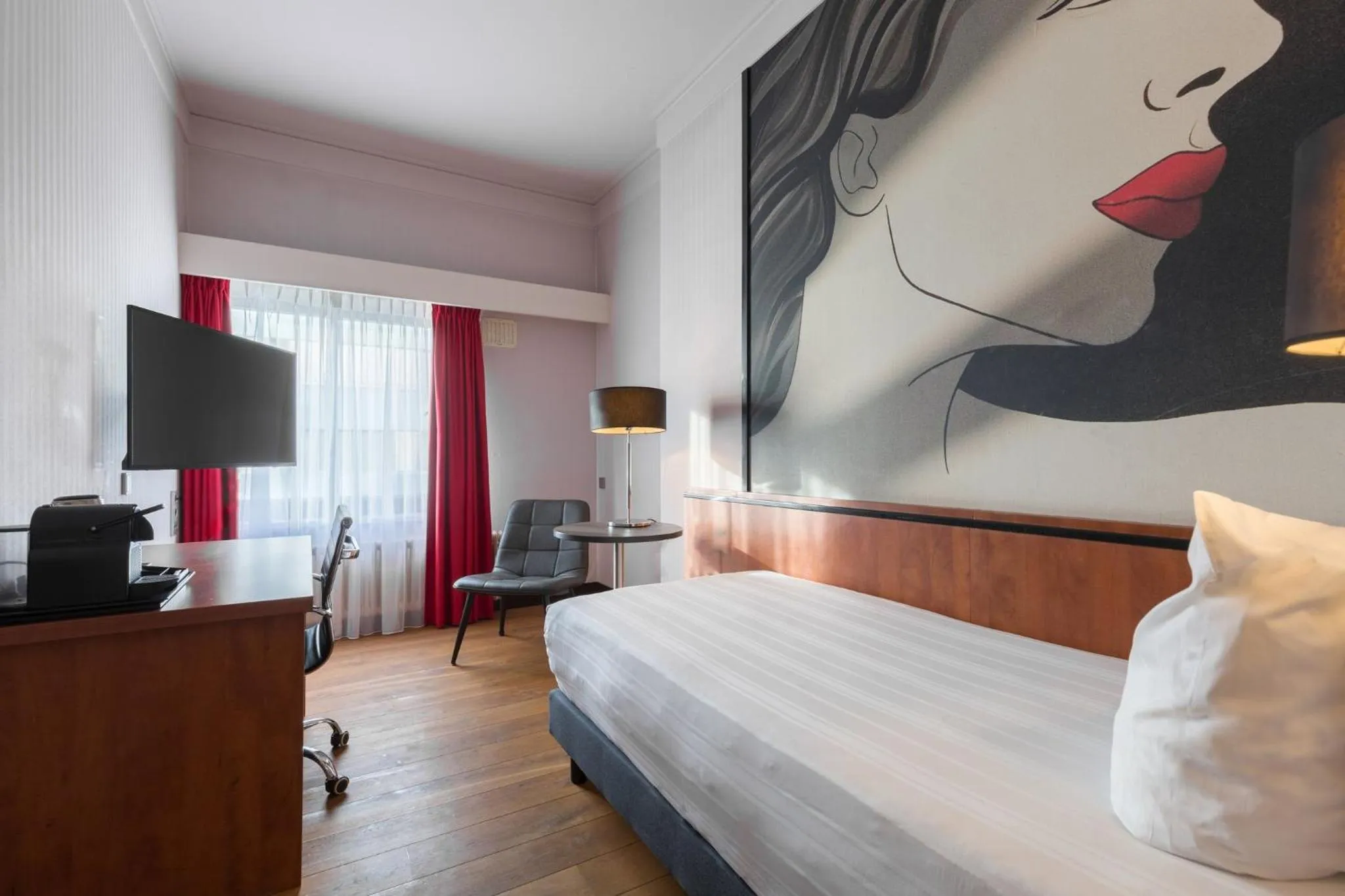 Lobby or reception, Bed in Leonardo Hotel Utrecht City Center