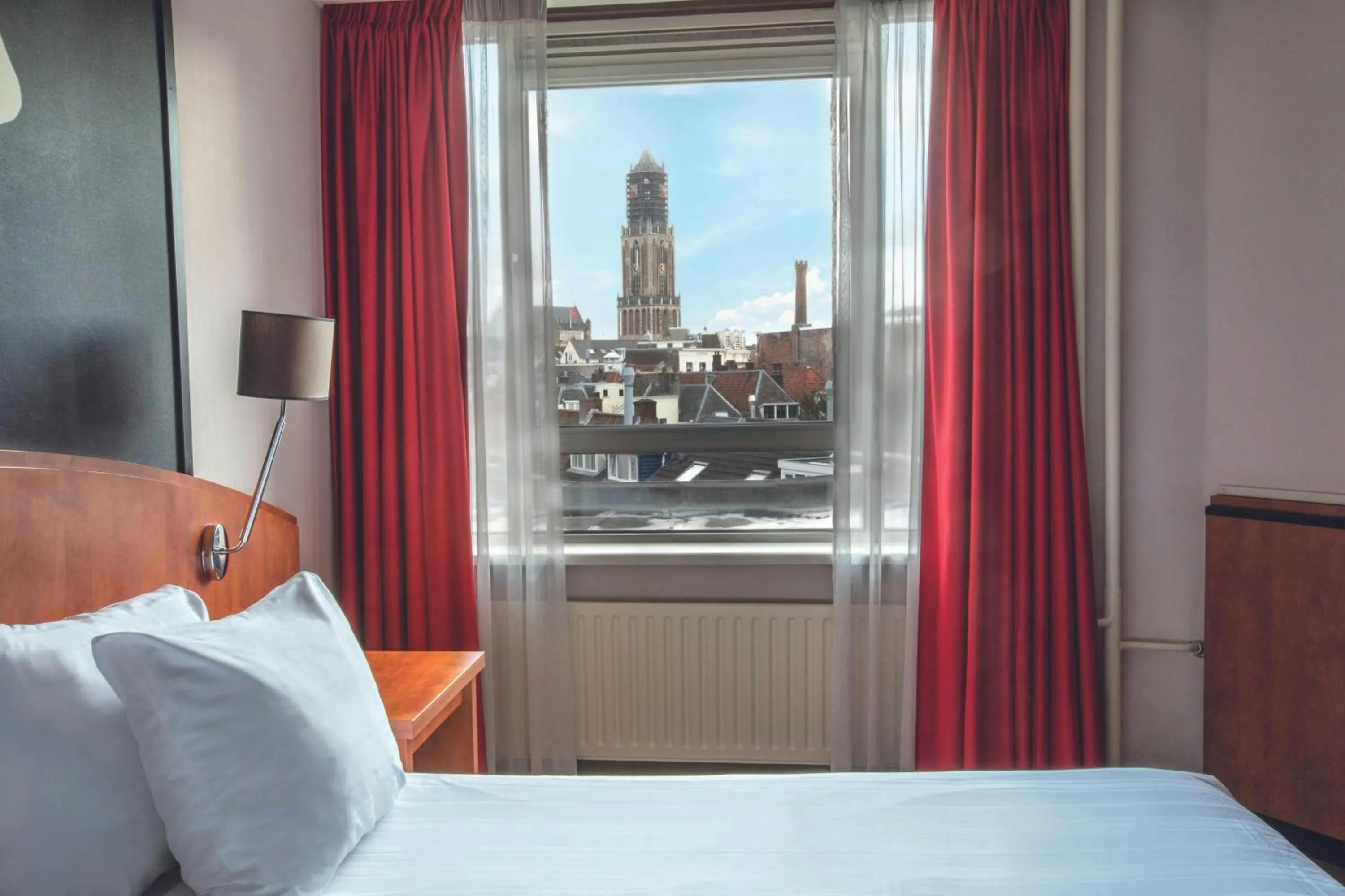 View (from property/room), Bed in Leonardo Hotel Utrecht City Center