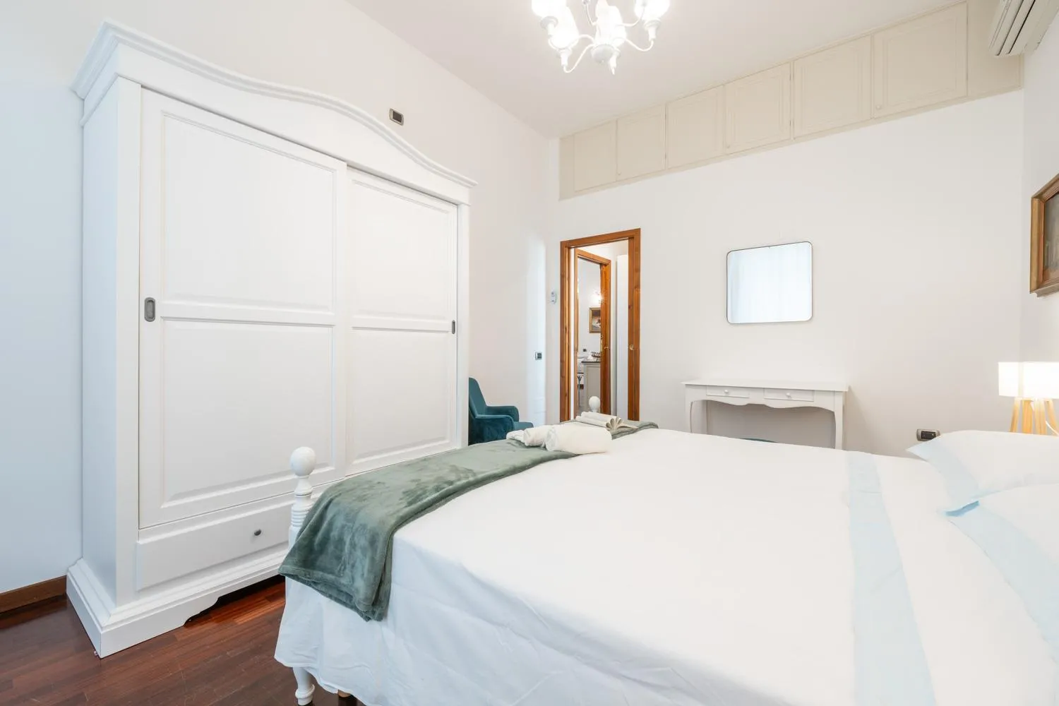 wardrobe, Bed in Greta House San Benedetto