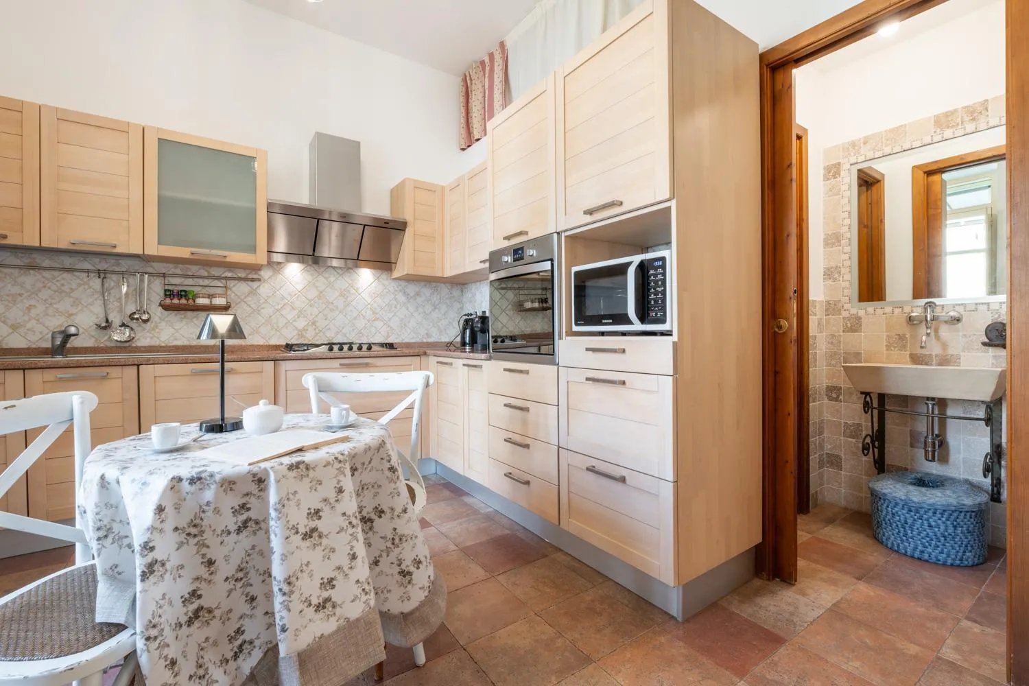 Kitchen or kitchenette in Greta House San Benedetto