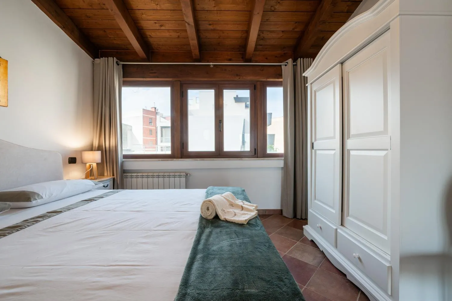 wardrobe, Bed in Greta House San Benedetto