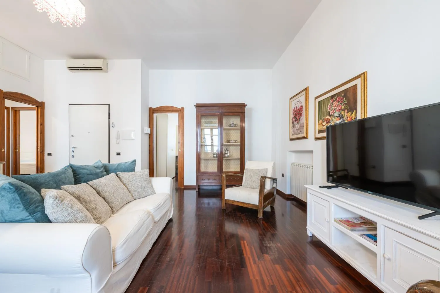 Communal lounge/ TV room in Greta House San Benedetto