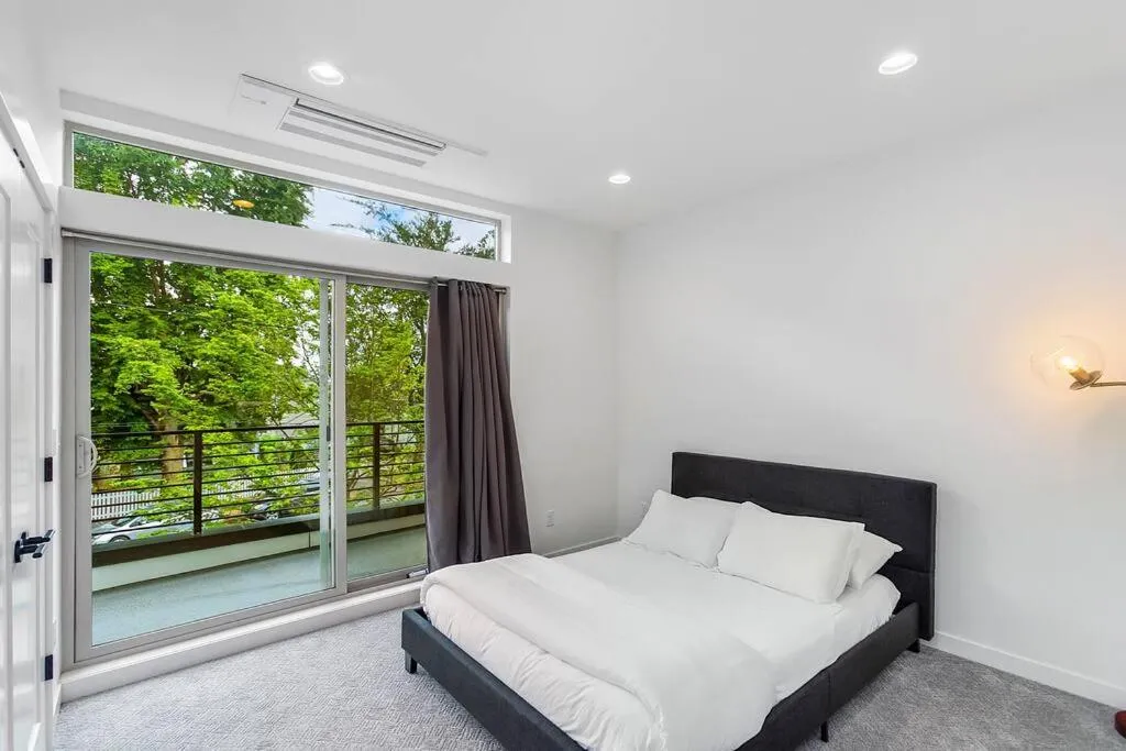 Bed in Autumn Leaves in Jefferson Park