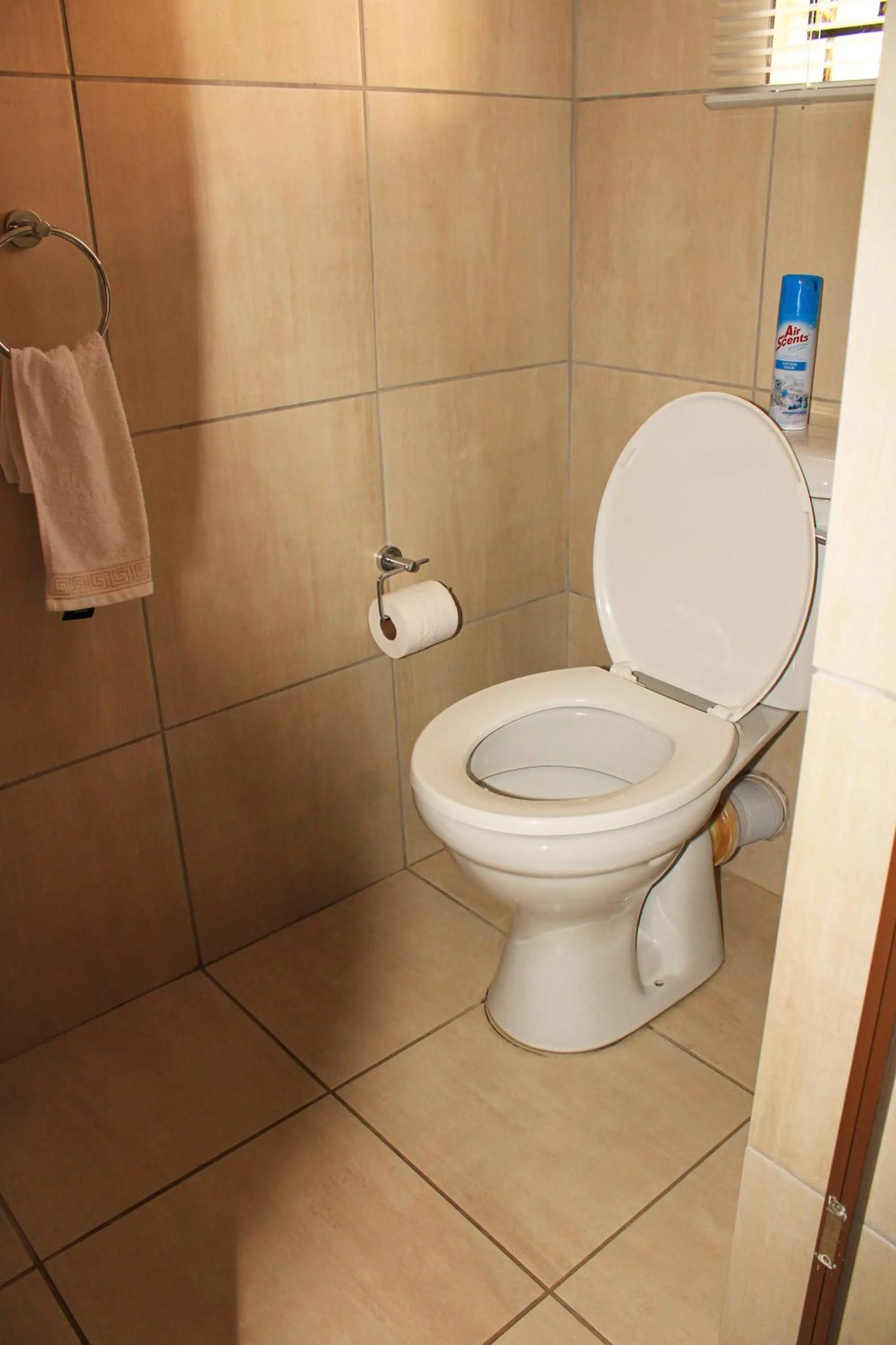 Toilet in Meredale Lodge