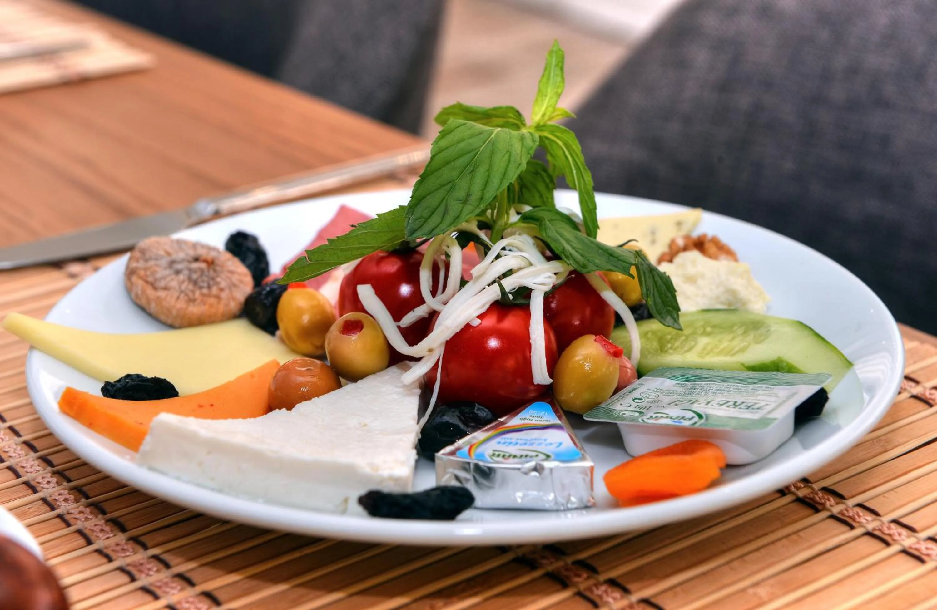 Restaurant/places to eat in Golden Deluxe Hotel