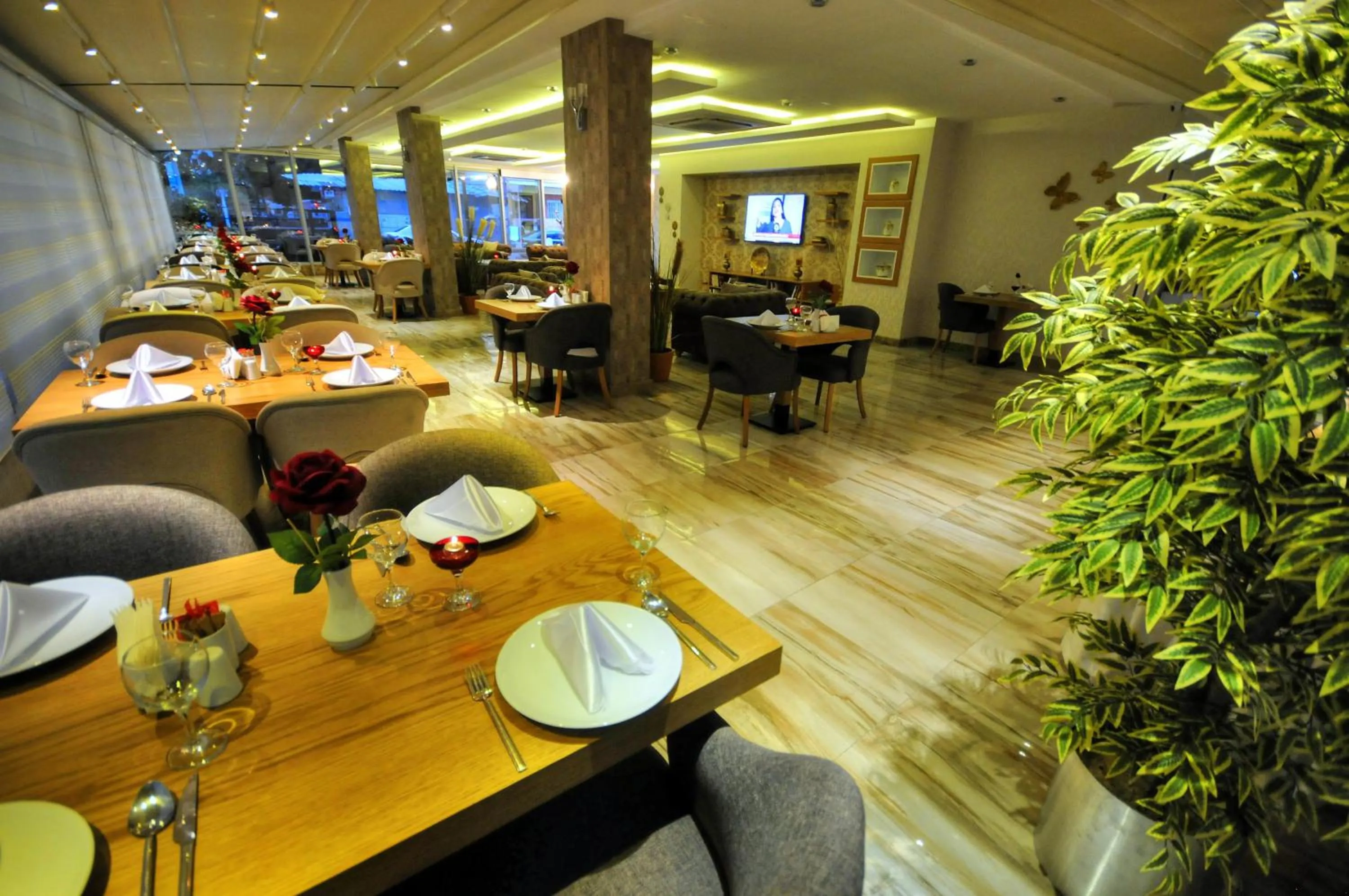 Restaurant/places to eat in Golden Deluxe Hotel