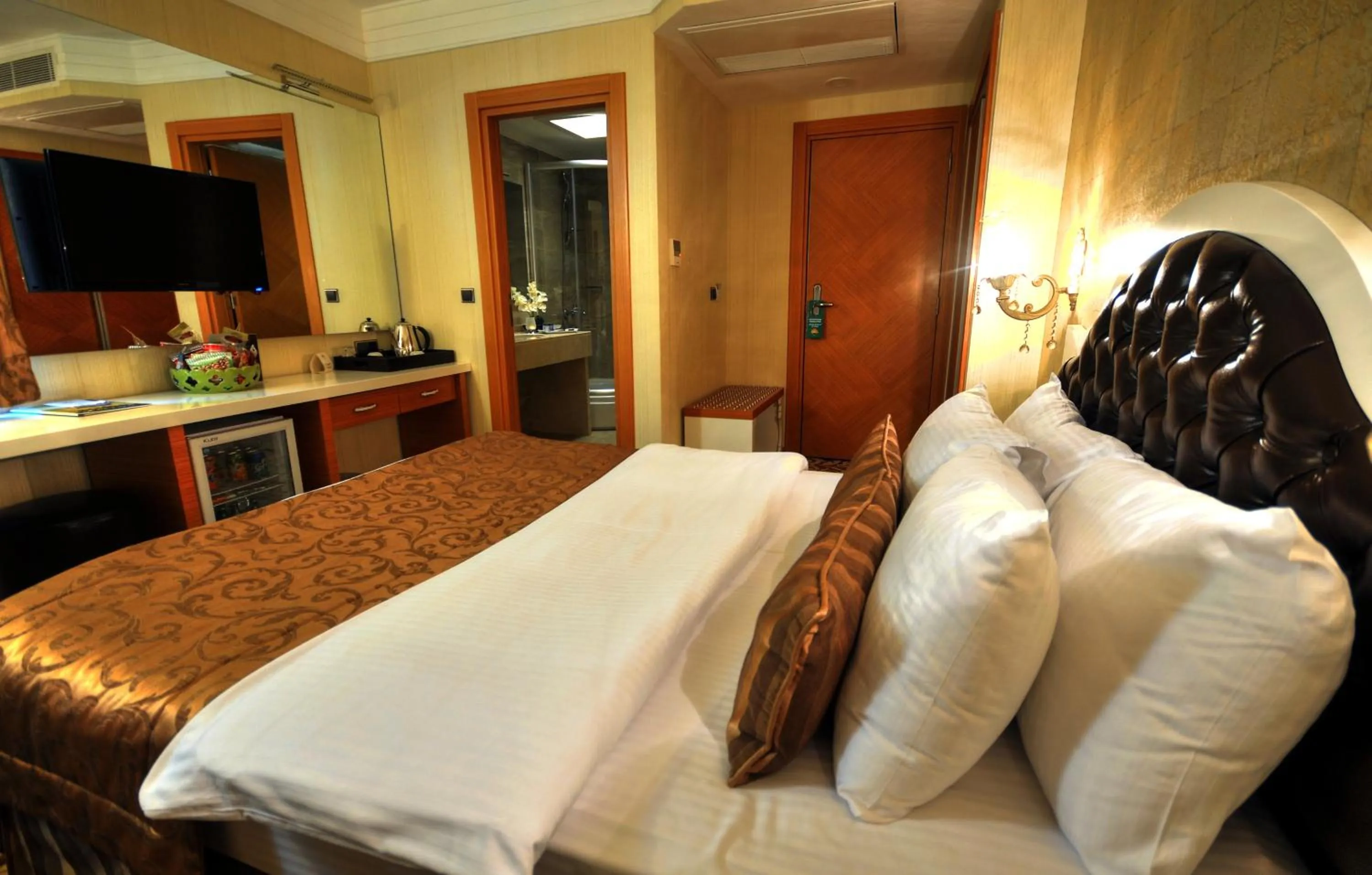 Bedroom, Bed in Golden Deluxe Hotel