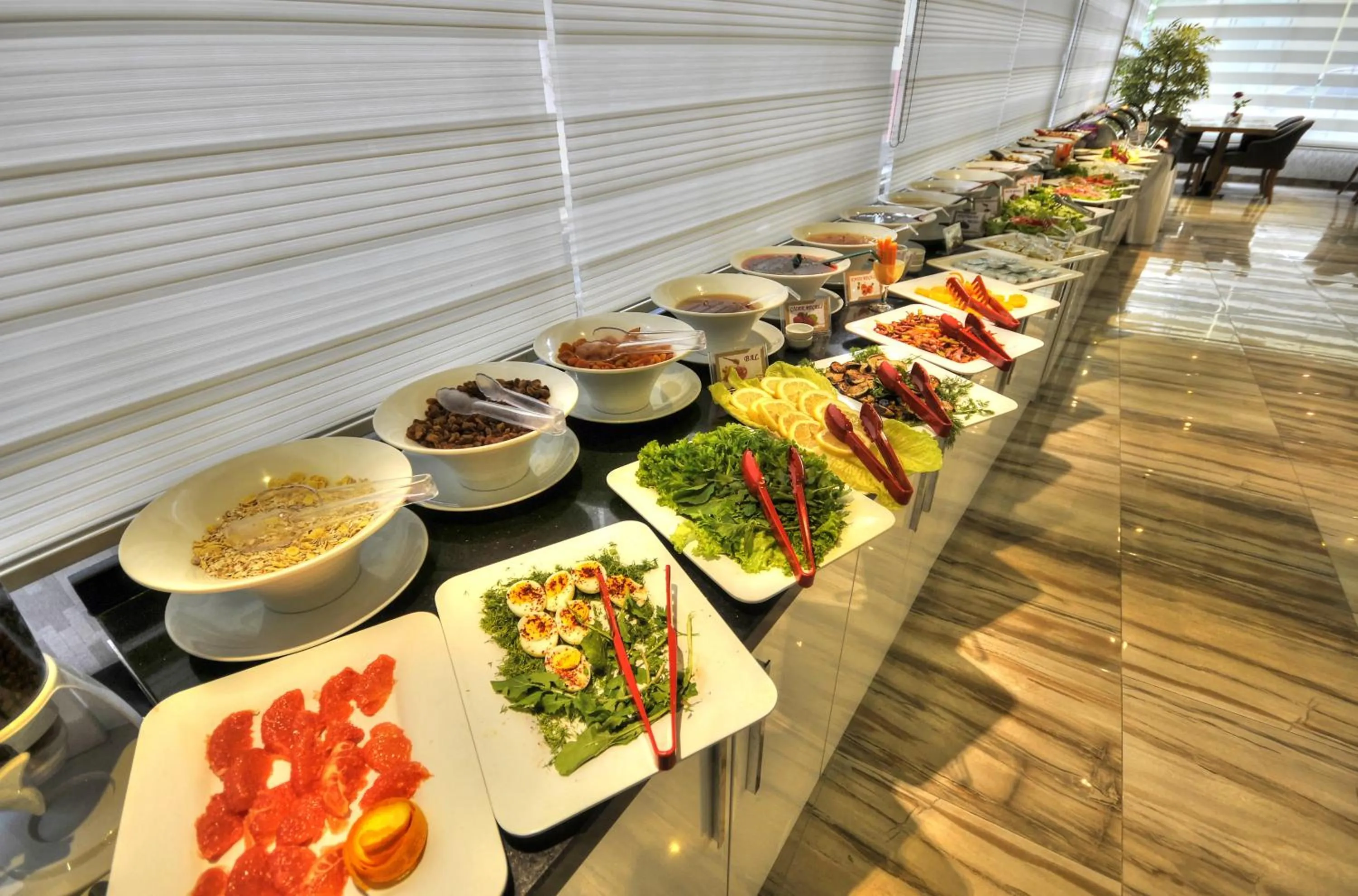 Restaurant/places to eat in Golden Deluxe Hotel