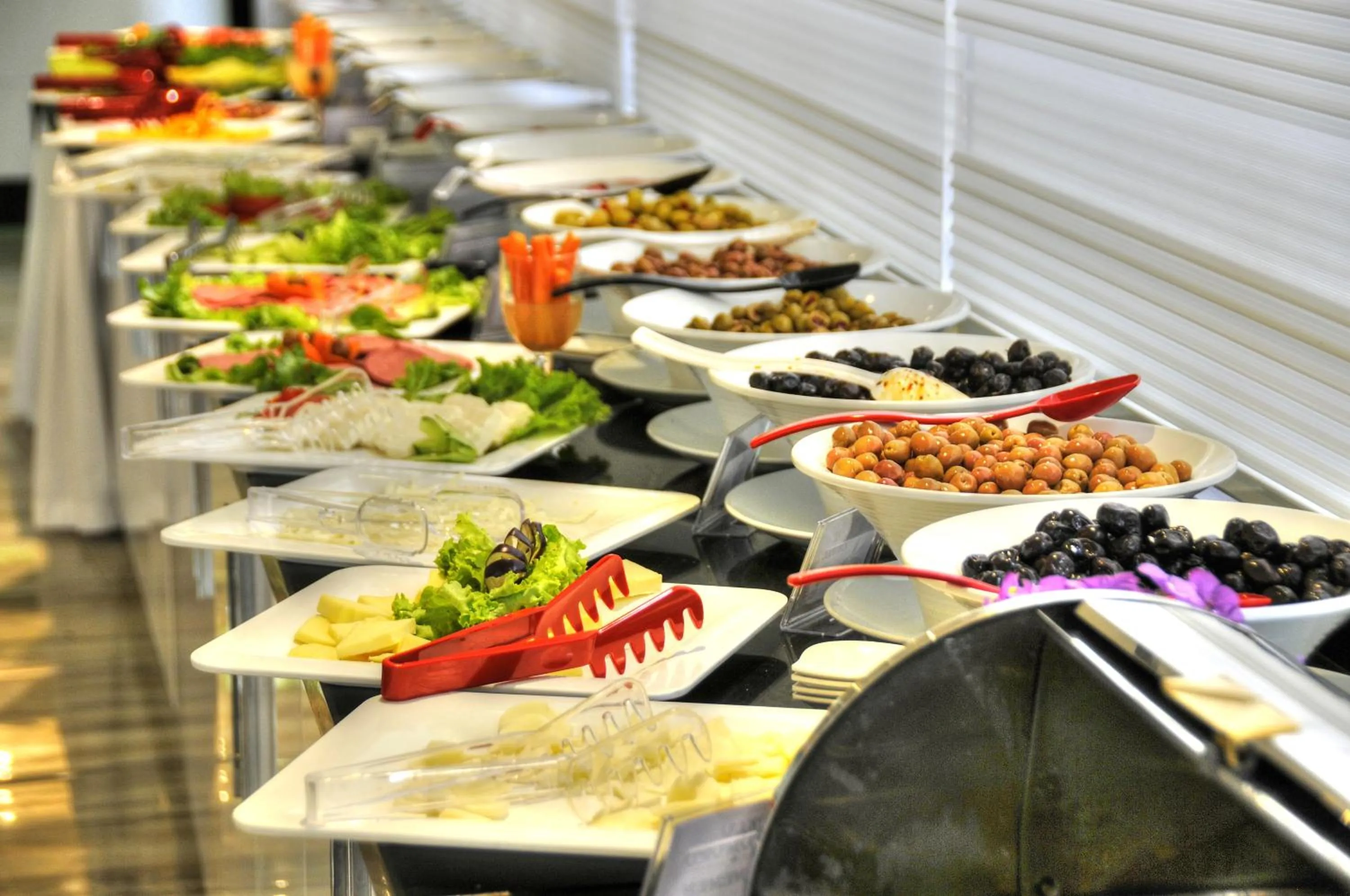 Restaurant/places to eat in Golden Deluxe Hotel