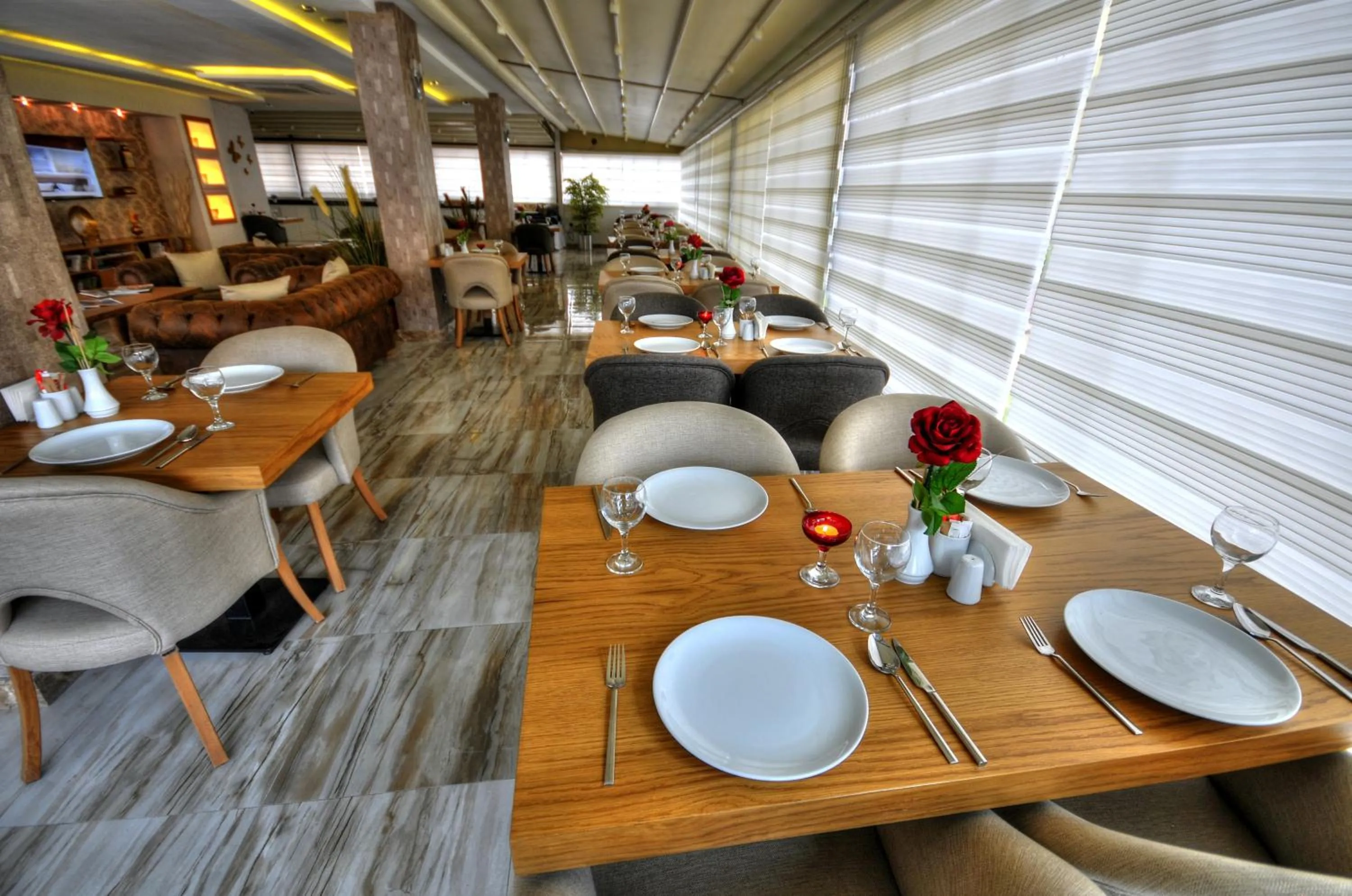 Food and drinks in Golden Deluxe Hotel