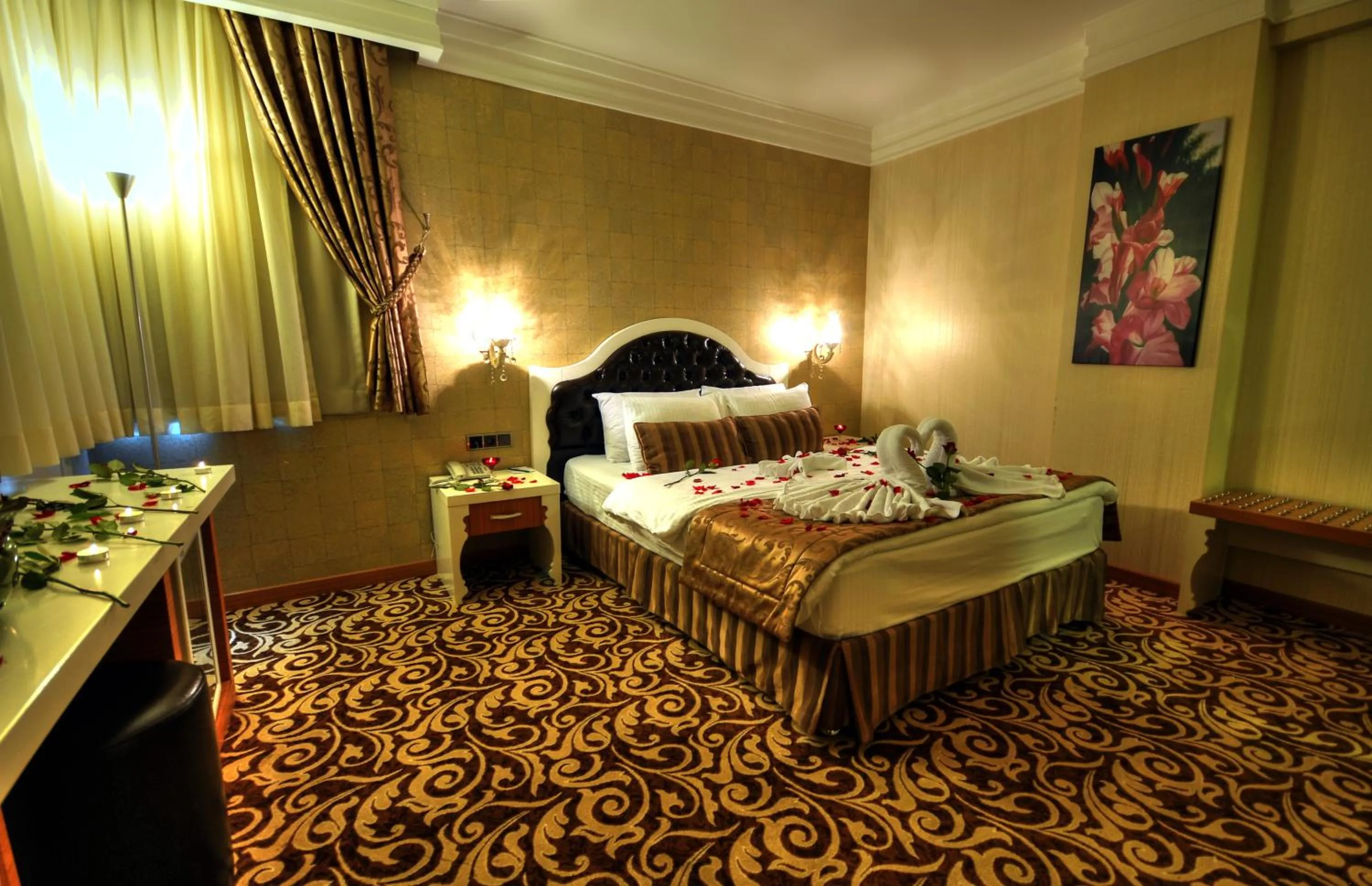 Bedroom, Bed in Golden Deluxe Hotel