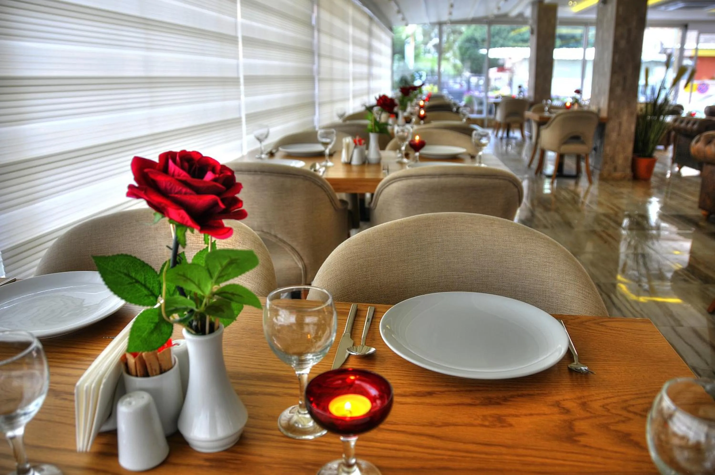 Food and drinks in Golden Deluxe Hotel