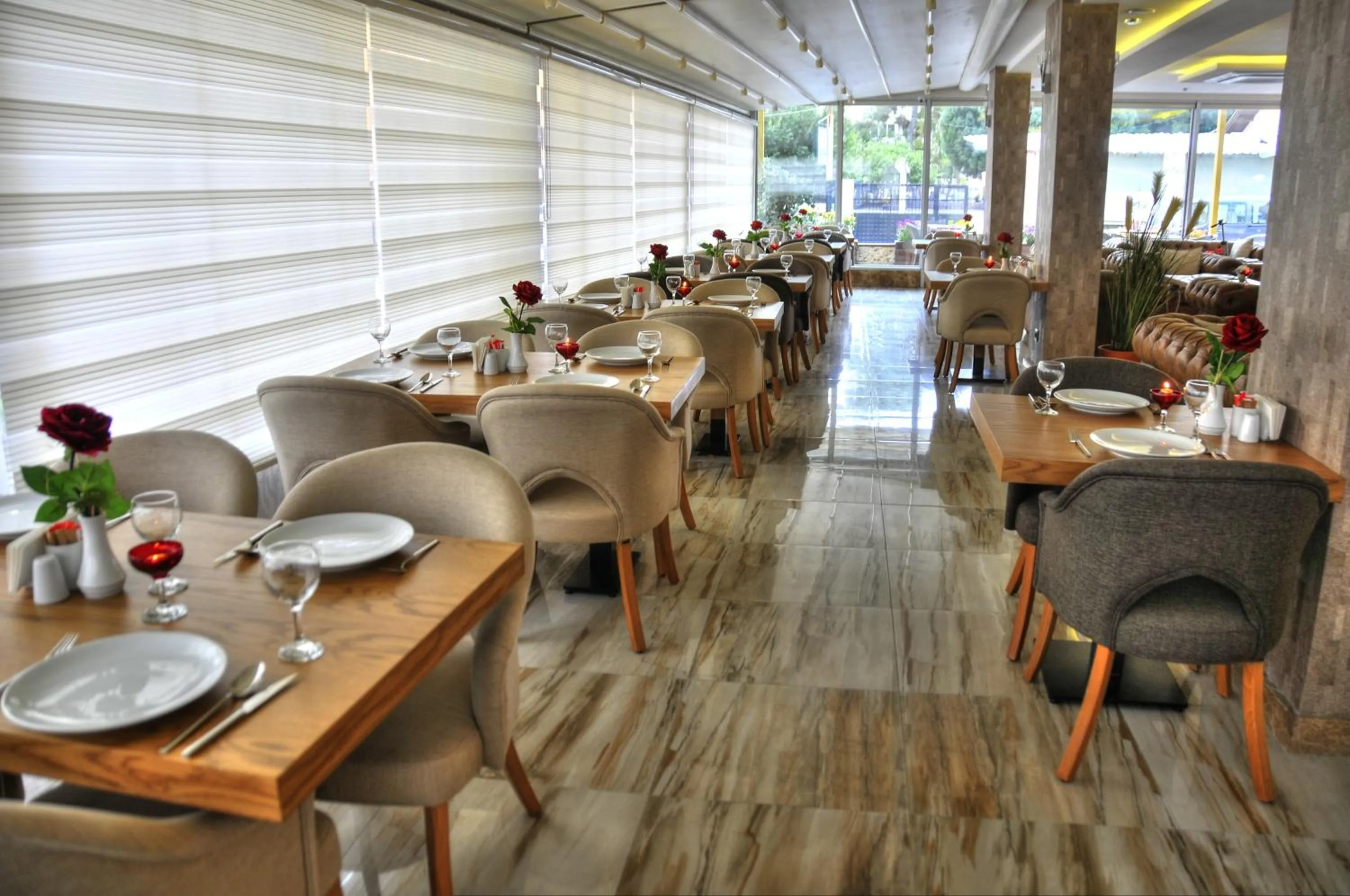 Food and drinks in Golden Deluxe Hotel