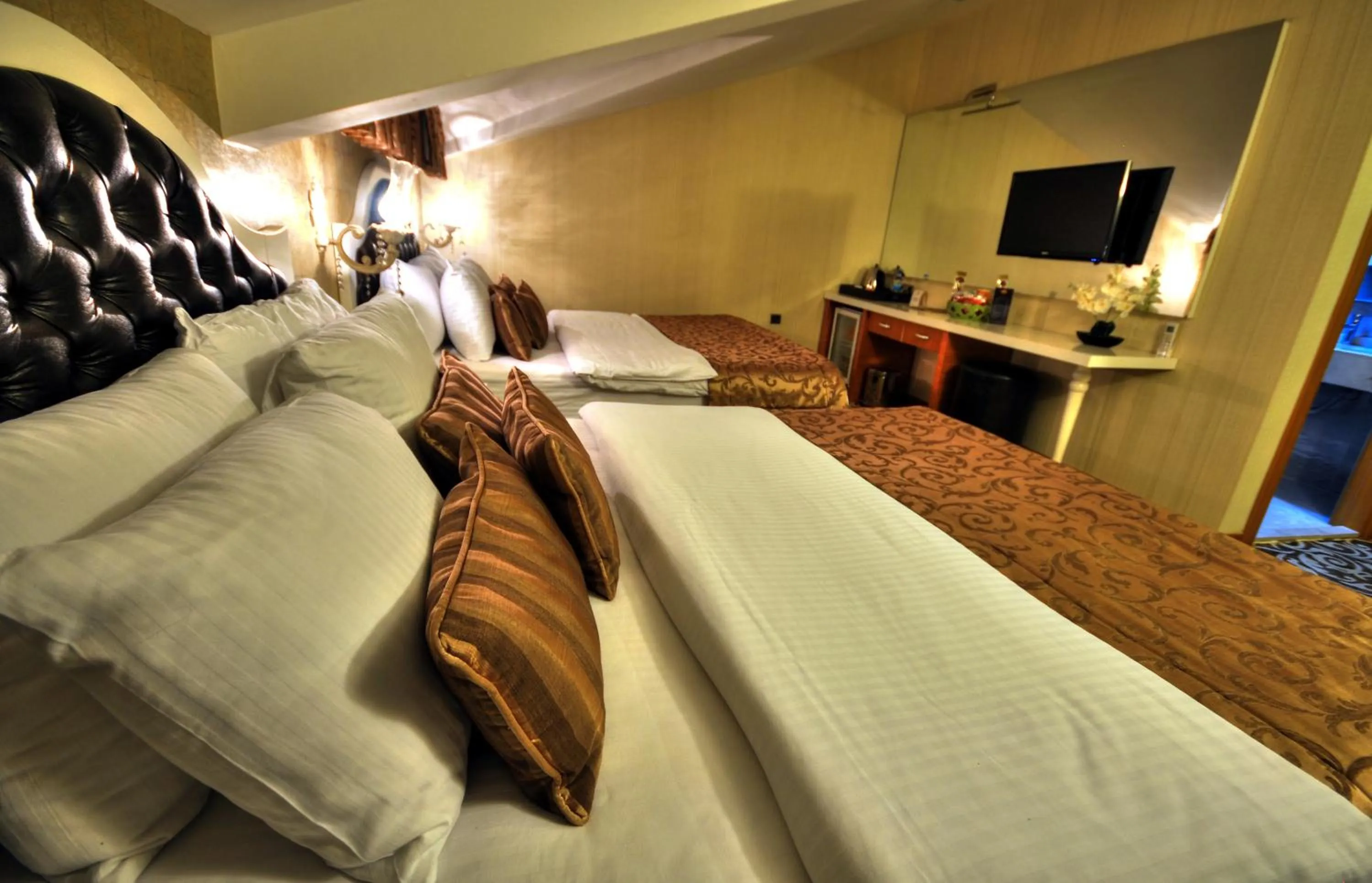 Bedroom, Bed in Golden Deluxe Hotel