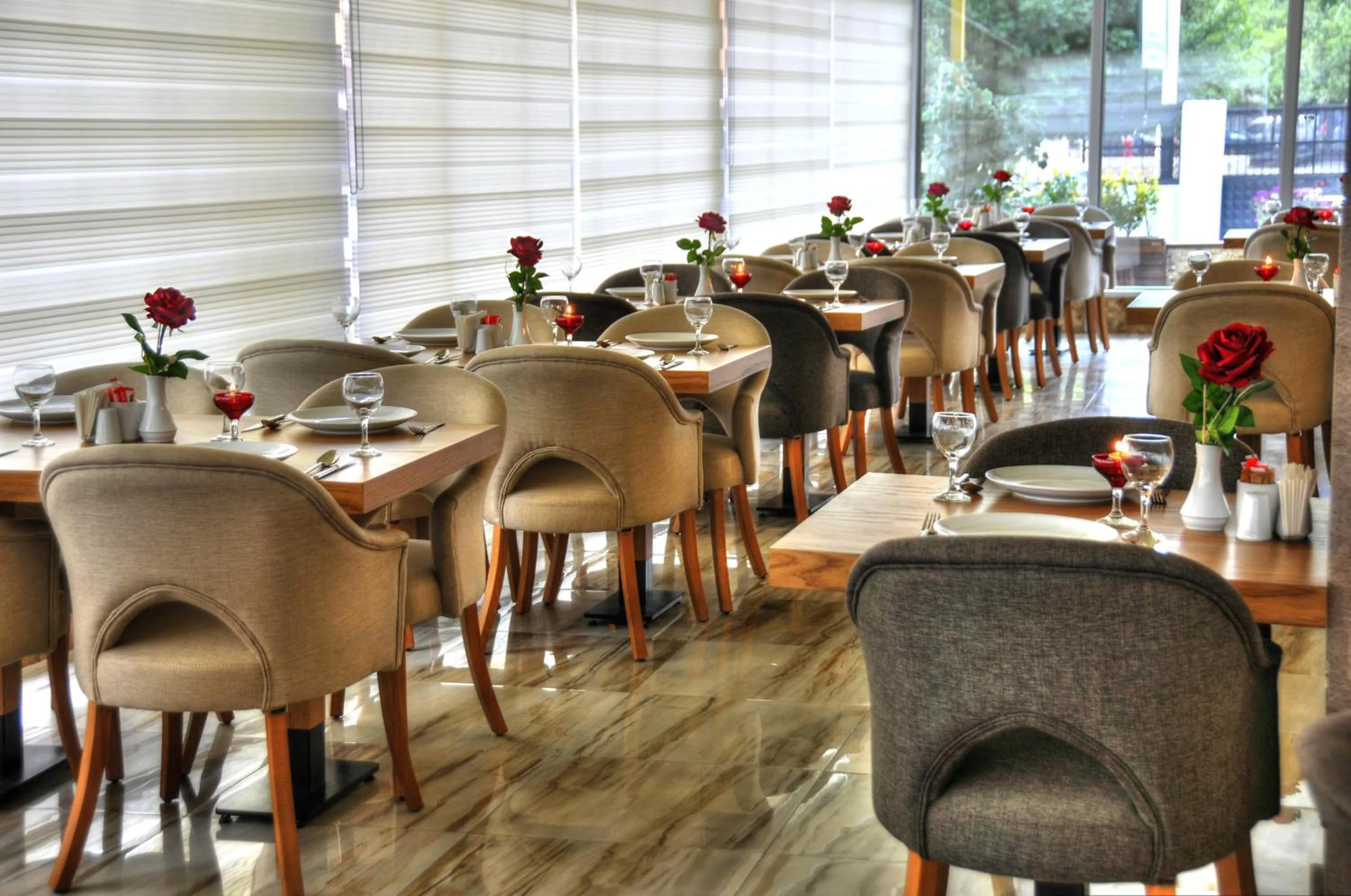 Restaurant/places to eat in Golden Deluxe Hotel