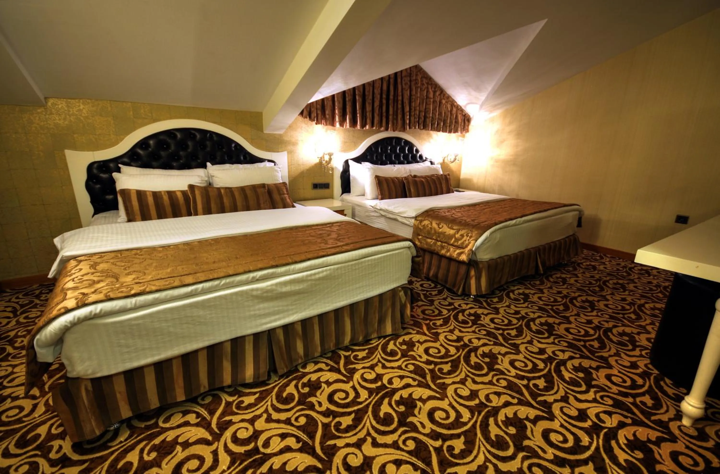 Bedroom, Bed in Golden Deluxe Hotel