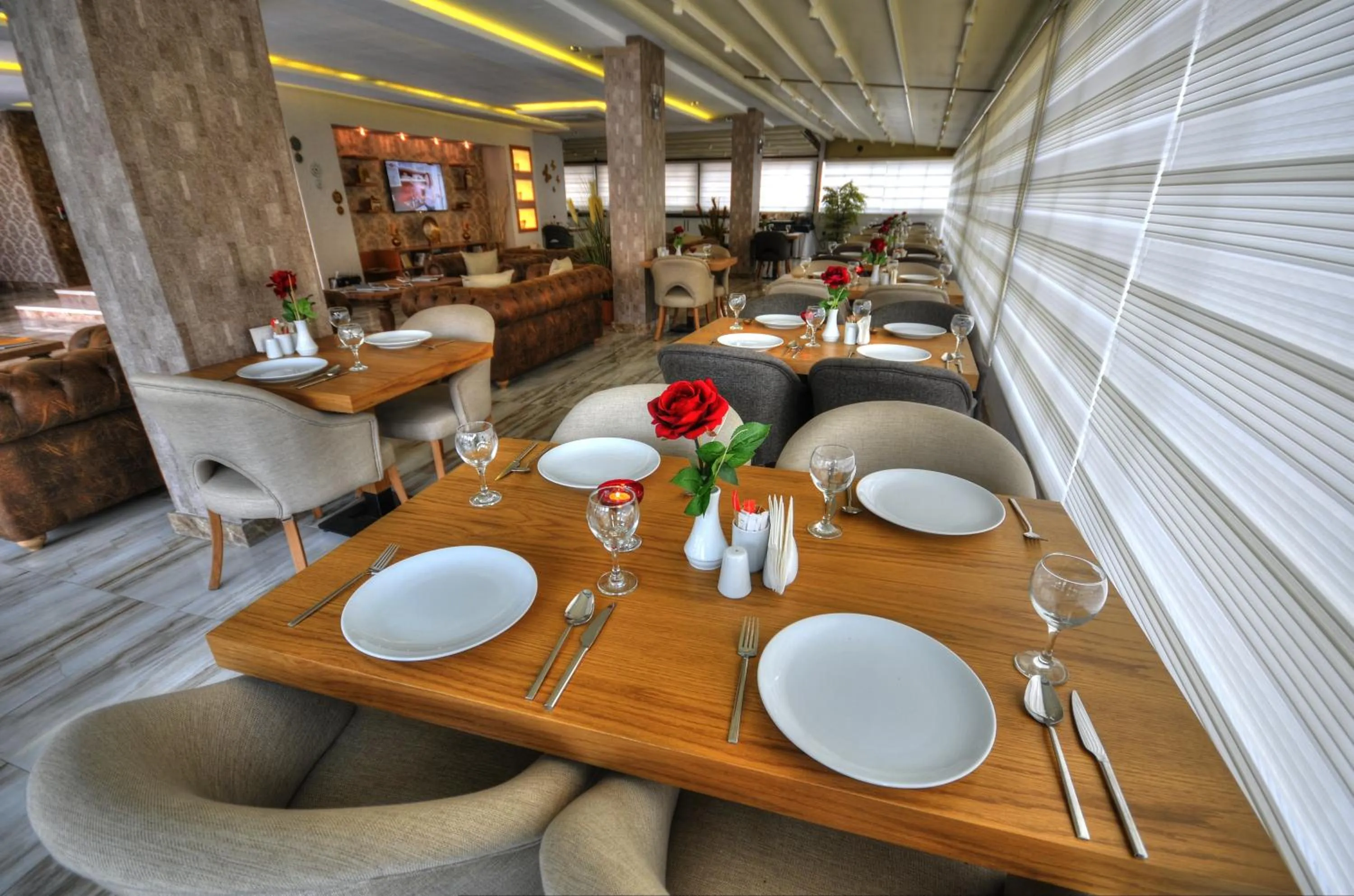 Food and drinks in Golden Deluxe Hotel