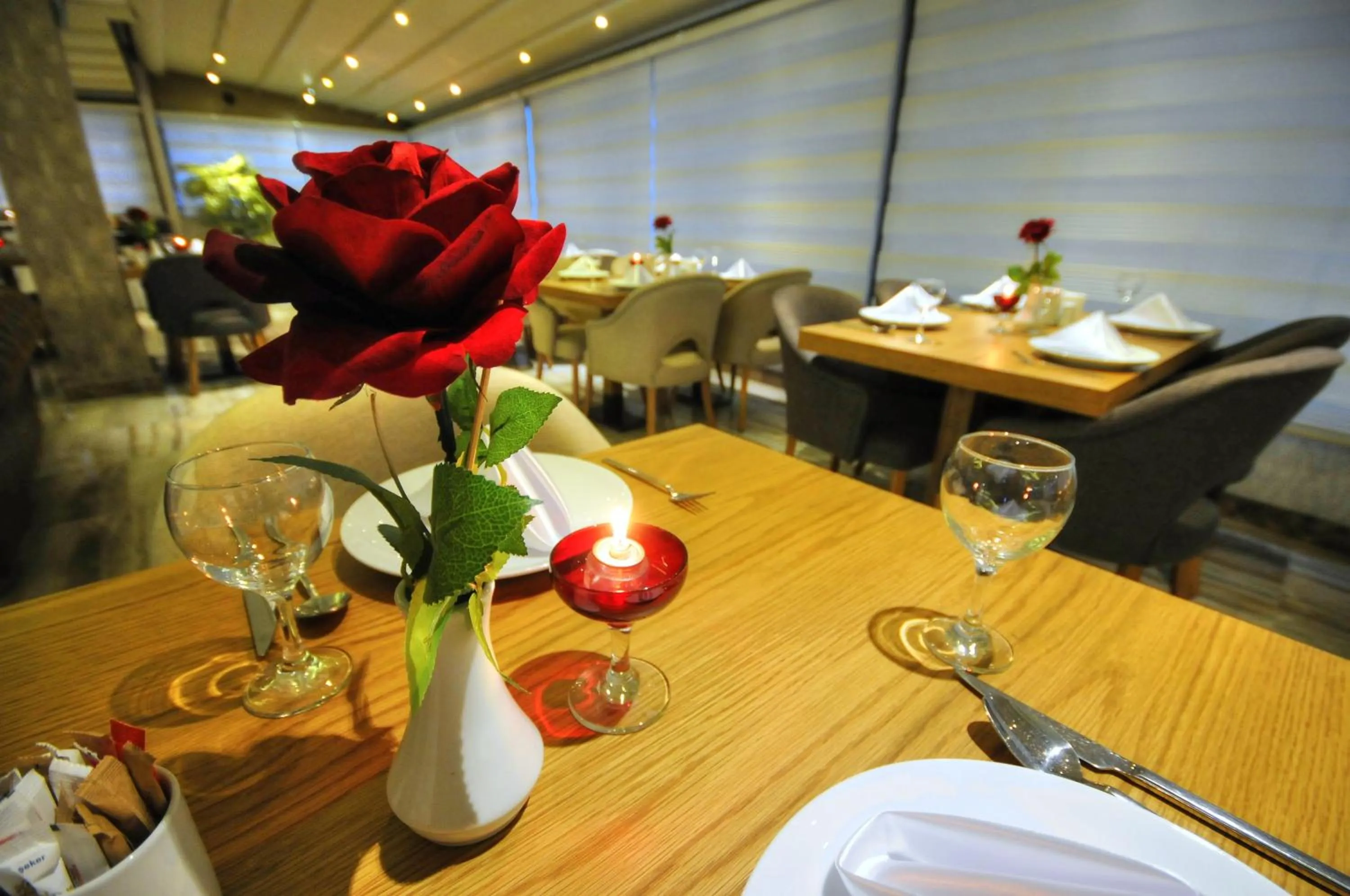 Restaurant/places to eat in Golden Deluxe Hotel