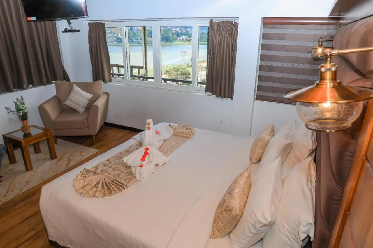 Bed in Queens Lake Cabin