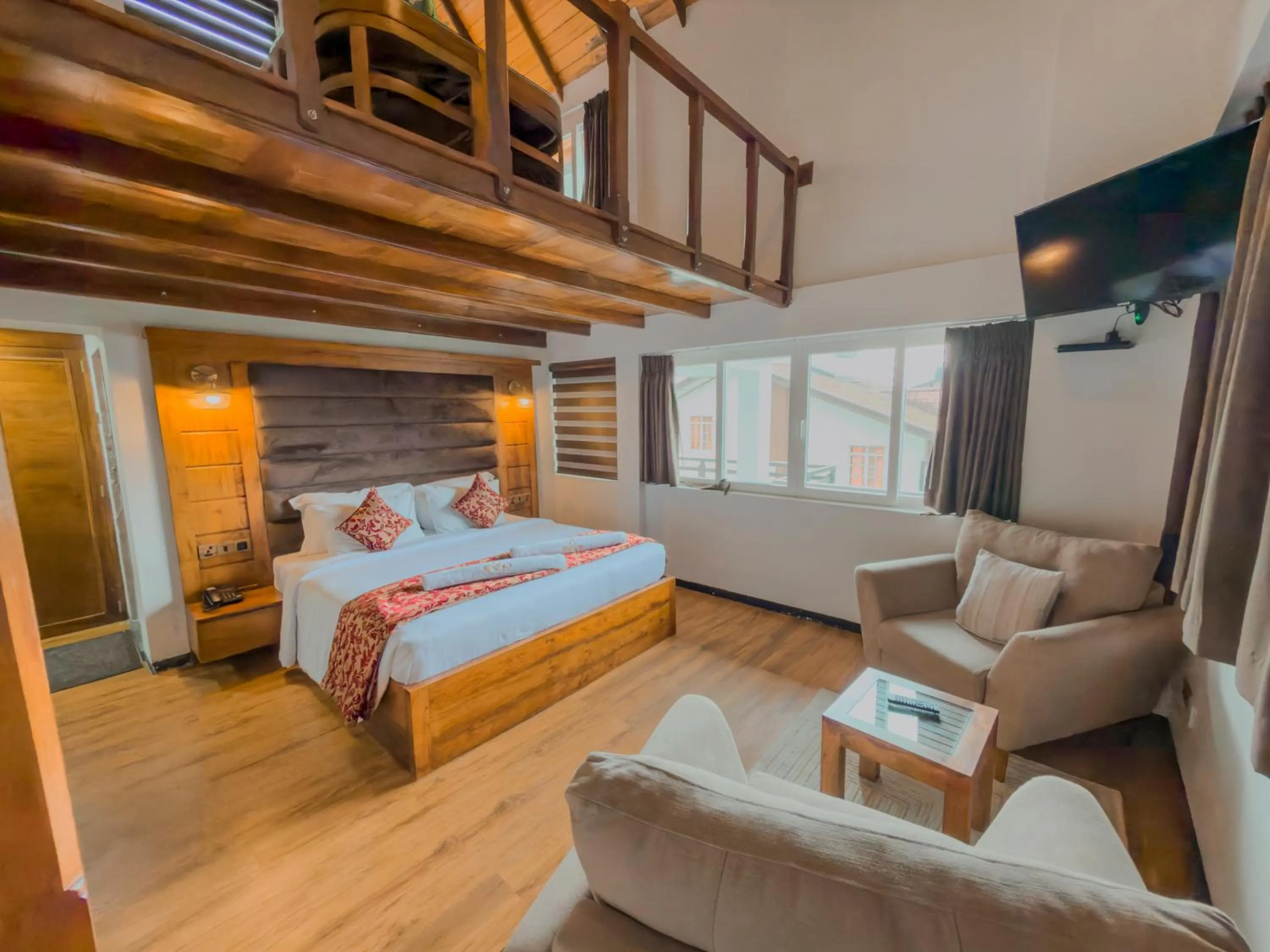 Communal lounge/ TV room, Bed in Queens Lake Cabin