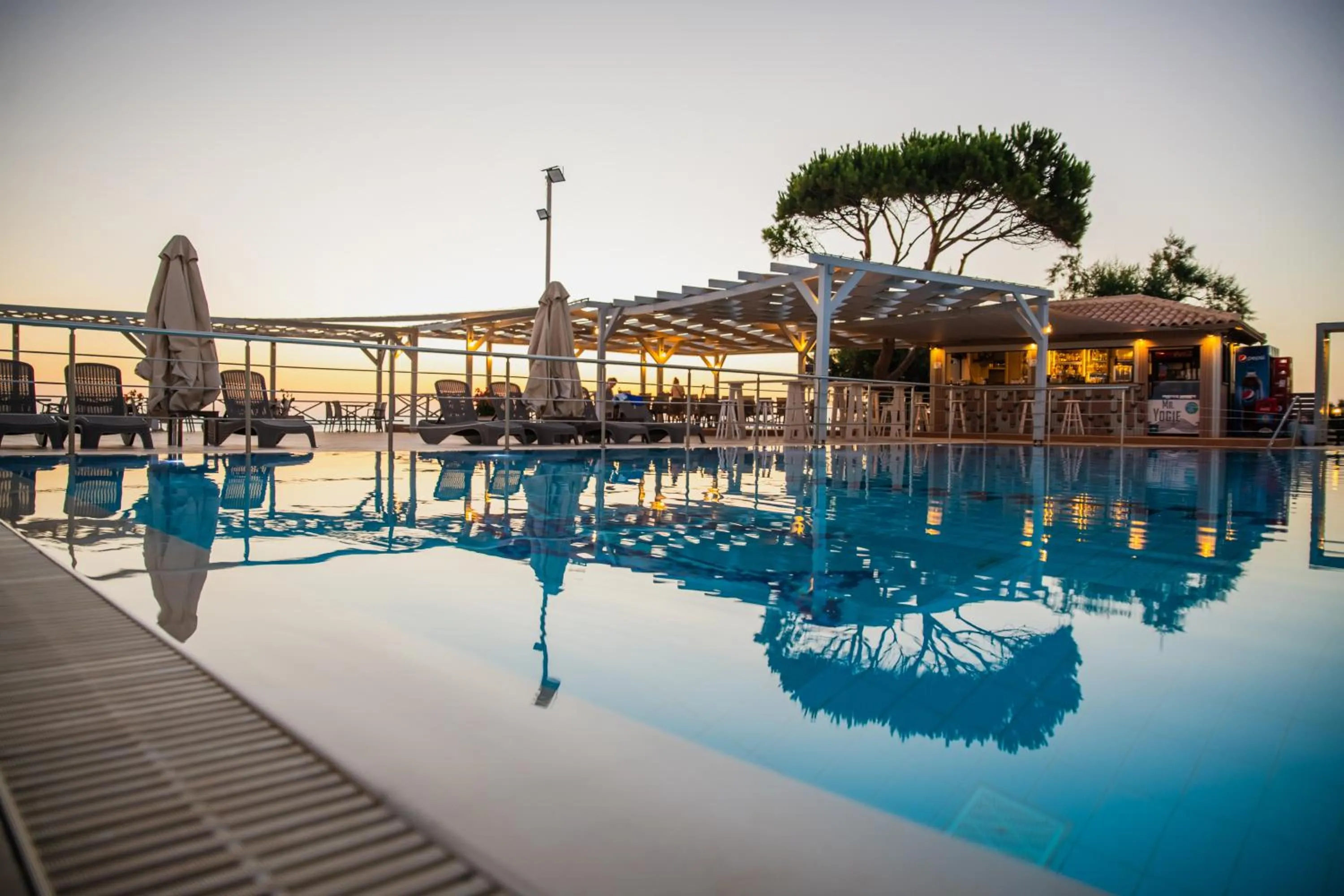 Restaurant/places to eat in Mesogeios Hotel