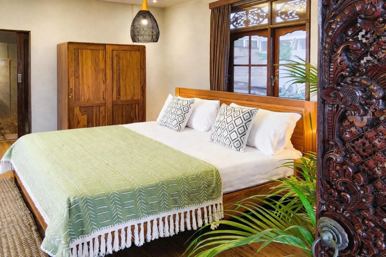 Inyoni Toucan Villa - 3BR Private Center Seminyak