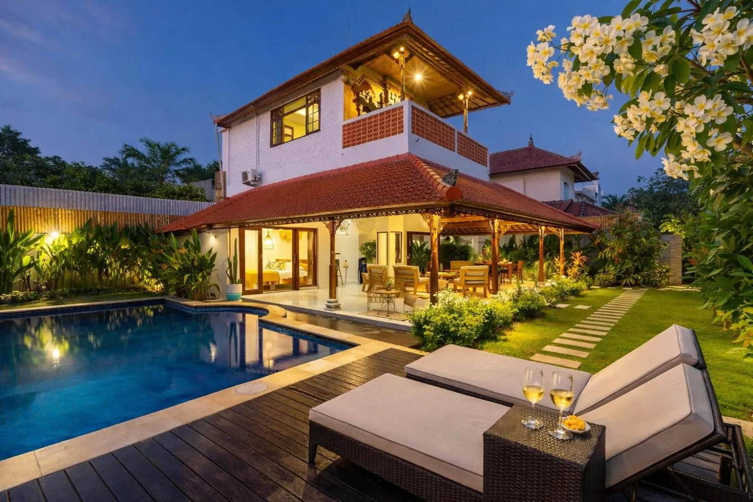 Inyoni Toucan Villa - 3BR Private Center Seminyak