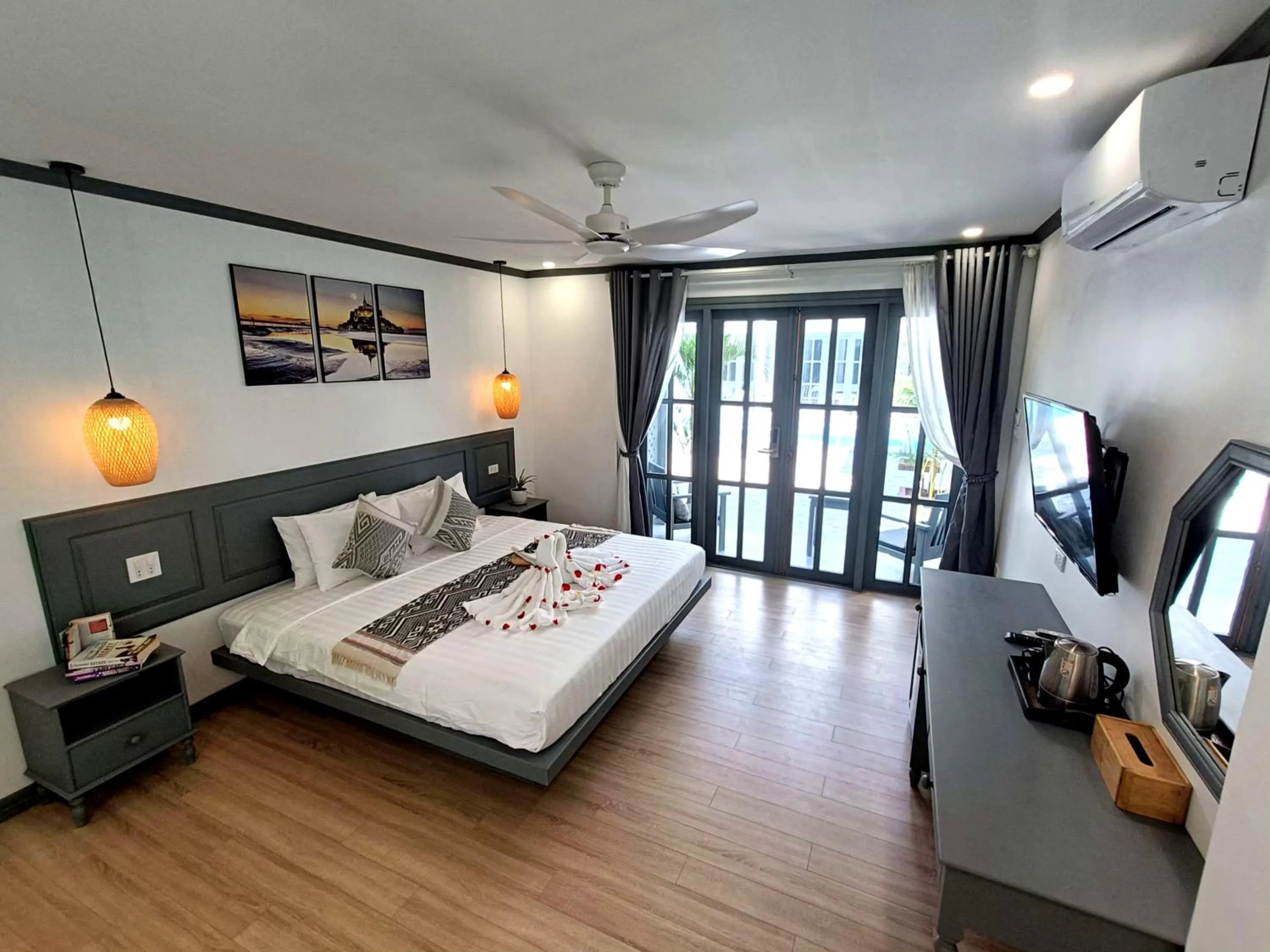 Photo of the whole room, Bed in LuangPrabang Pearl Hotel